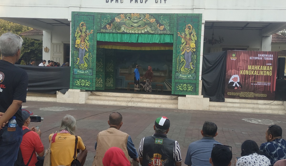 Sandiwara ketoprak tobong di halaman Gedung DPRD DIY