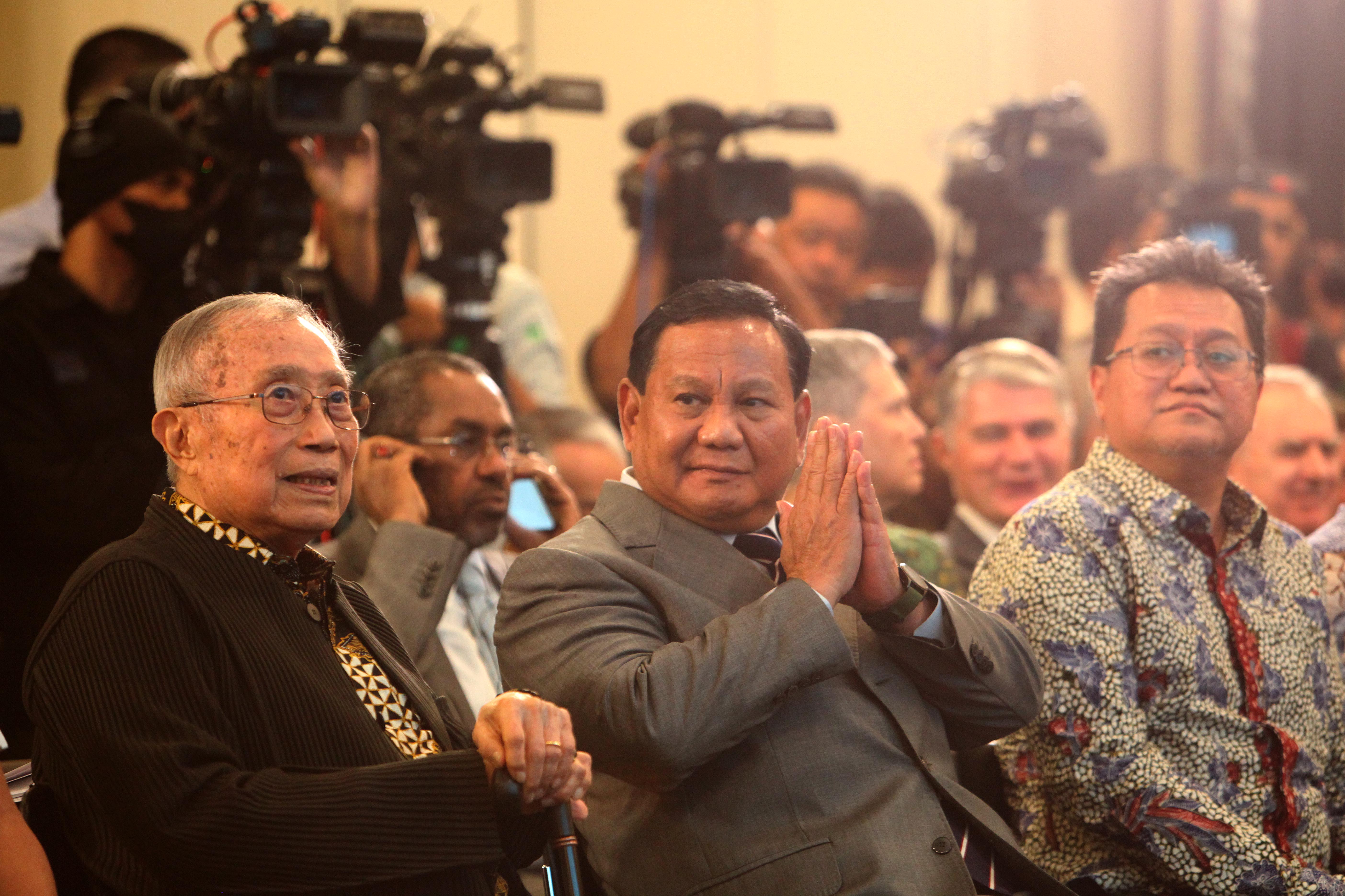 Bakal calon presiden dari Koalisi Indonesia Maju (KIM) Prabowo Subianto menyampaikan paparan sebagai pembicara 