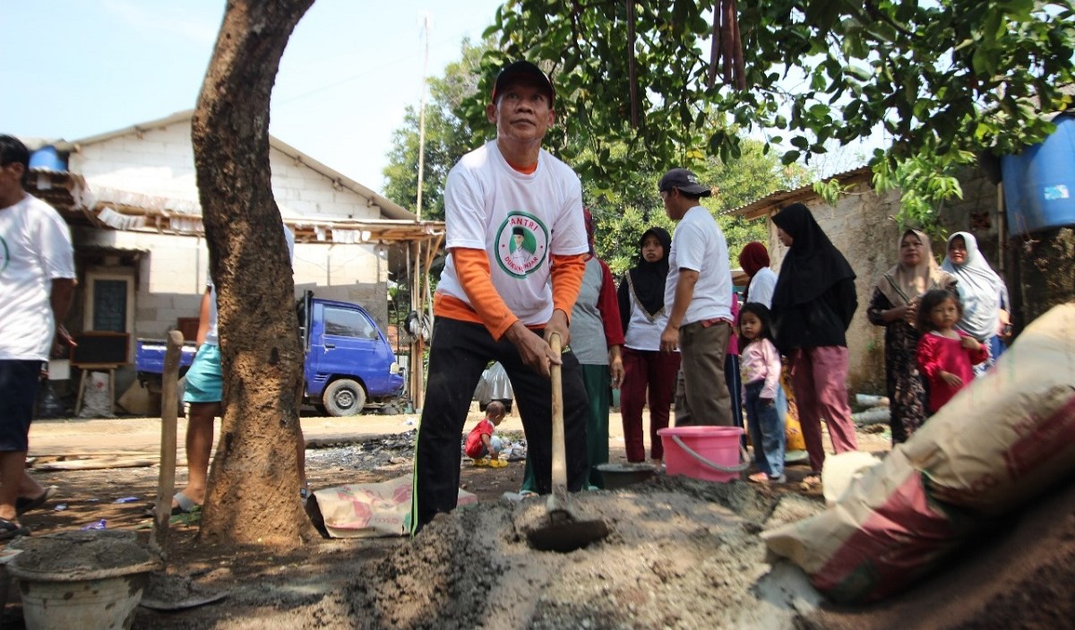 Relawan merenovasi jalan