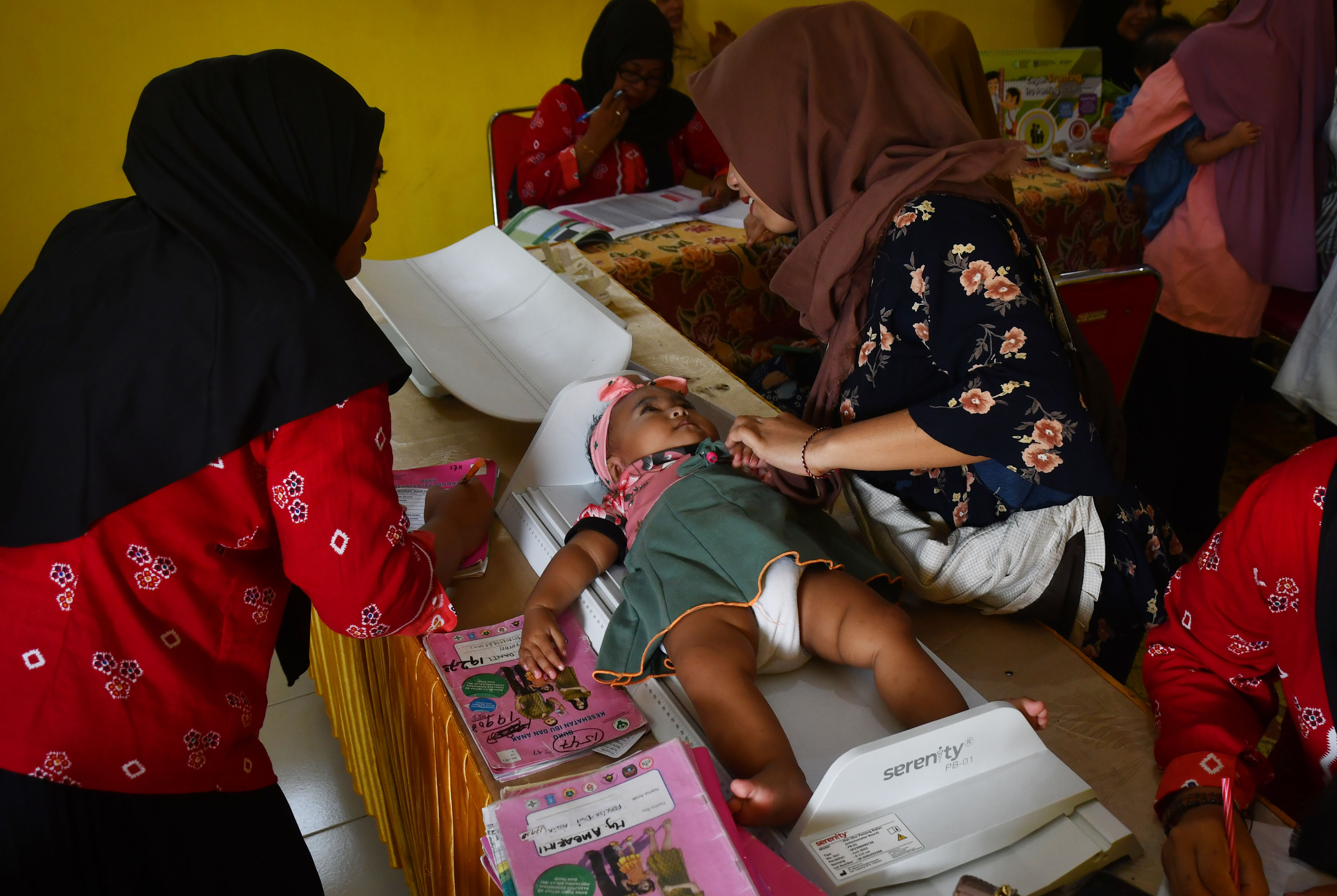 Ilustrasi. Petugas Posyandu mengukur tinggi badan anak balita saat pemantauan dan evaluasi penanganan stunting di Dimong, Jawa Timur.