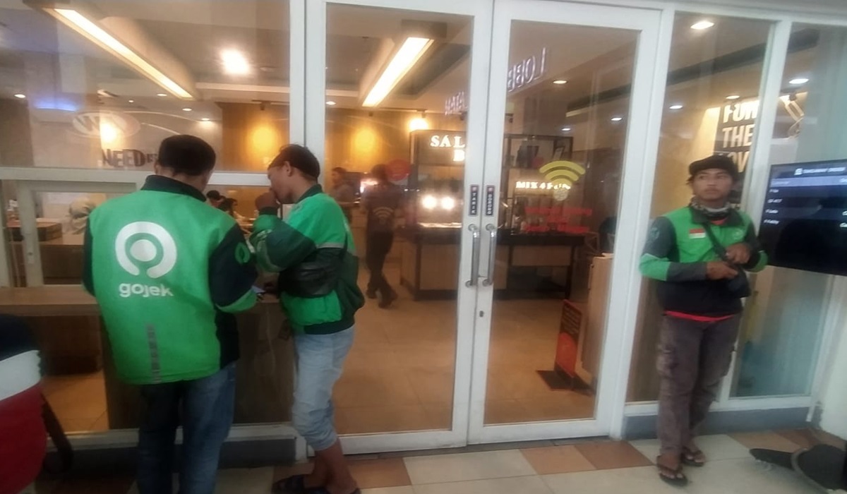 Driver Gojek menunggu pesanan makanan di Tangerang Selatan, Banten