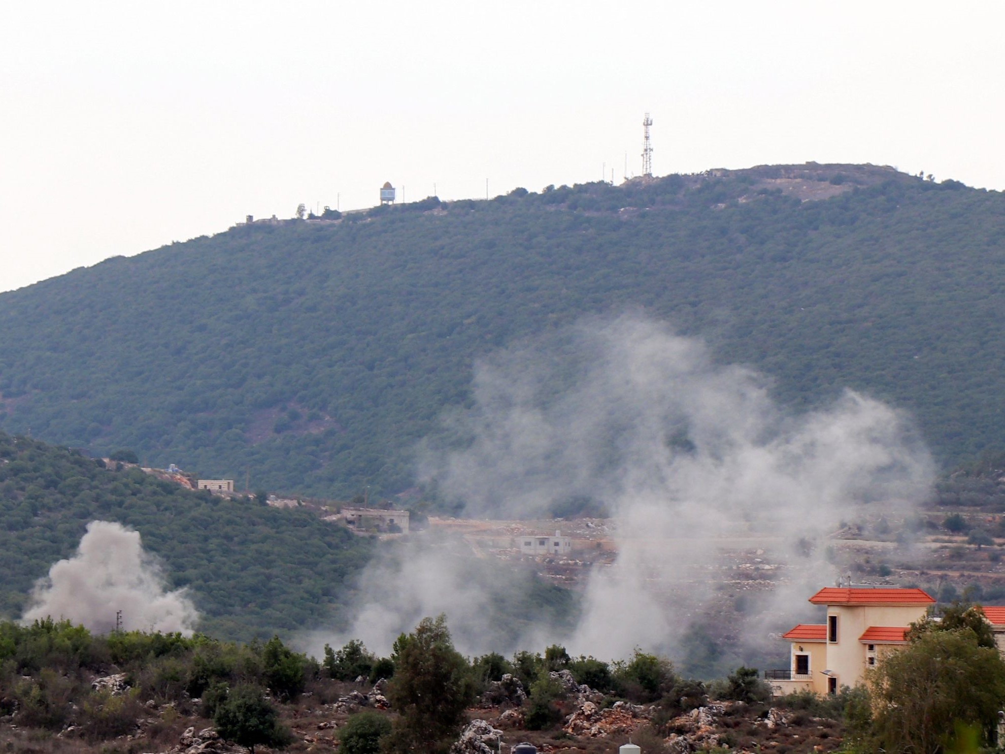 Asap mengepul setelah penembakan artileri Israel di desa Beit Lif, sepanjang perbatasan selatan Libanon dengan Israel utara.