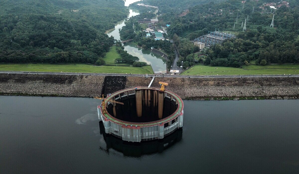 Salah satu PLTA yang ada di Indonesia, di Waduk Jatiluhur, Purwakarta, Jawa Barat.