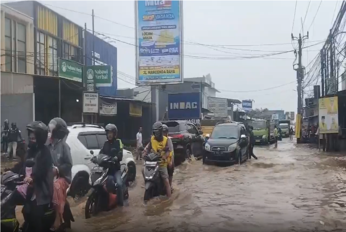 Jalan Sawangan Depok Tergenang Air hingga 50 Cm, Banyak Motor Jadi Korban