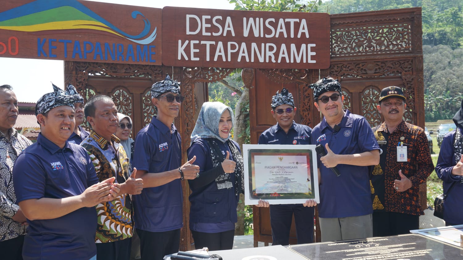 Direktur Tata Kelola Destinasi Kemenparekraf Indra Ni Tua disambut Bupati Mojokerto, Ikfina Fahmawati, di Wisata Desa Sumber Gempong.