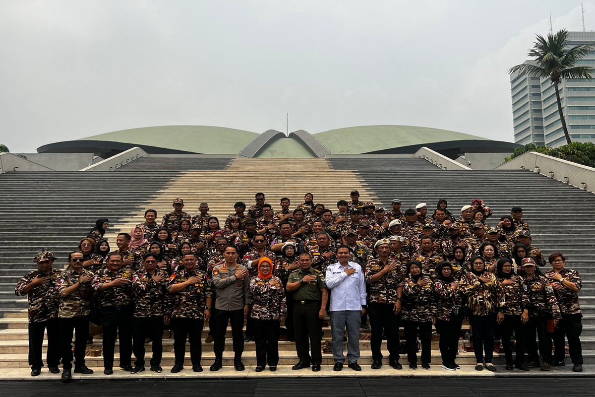 Pimpinan Komite I DPD RI Sylviana Murni berfoto bersama anggota FKPPI