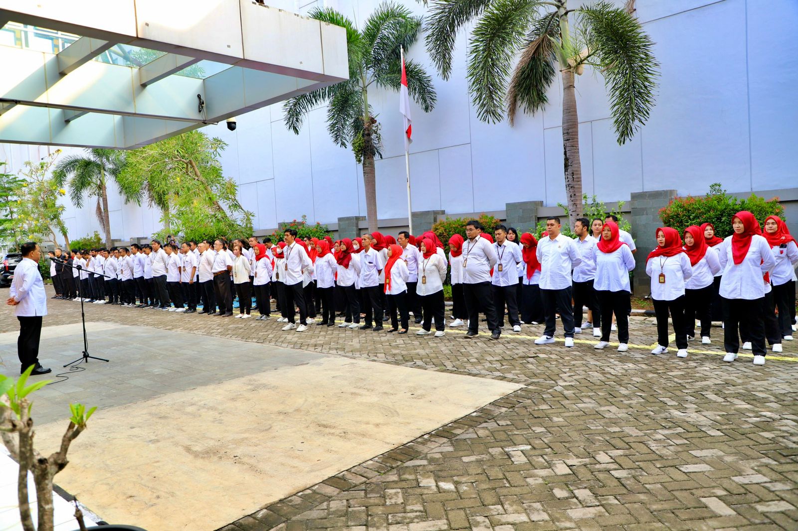 Kepala Kanwil BPN Banten Sudaryanto memberikan semangat kepada seluruh pegawai di Kantah Kota Tangsel, Selasa (14/11).