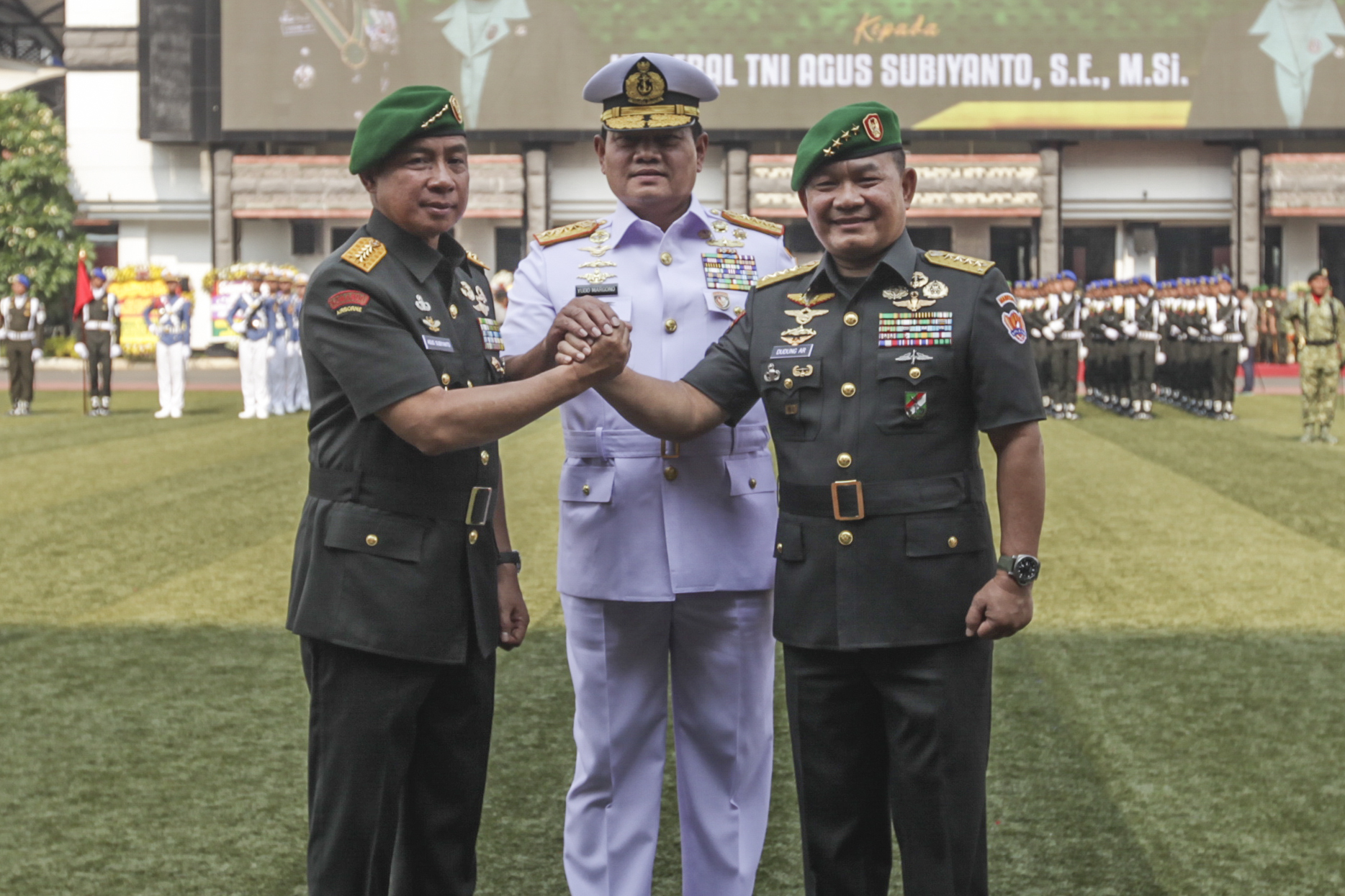 KSAD Agus Subiyanto (kiri) dan Panglima TNI Yudo Margono (tengah).