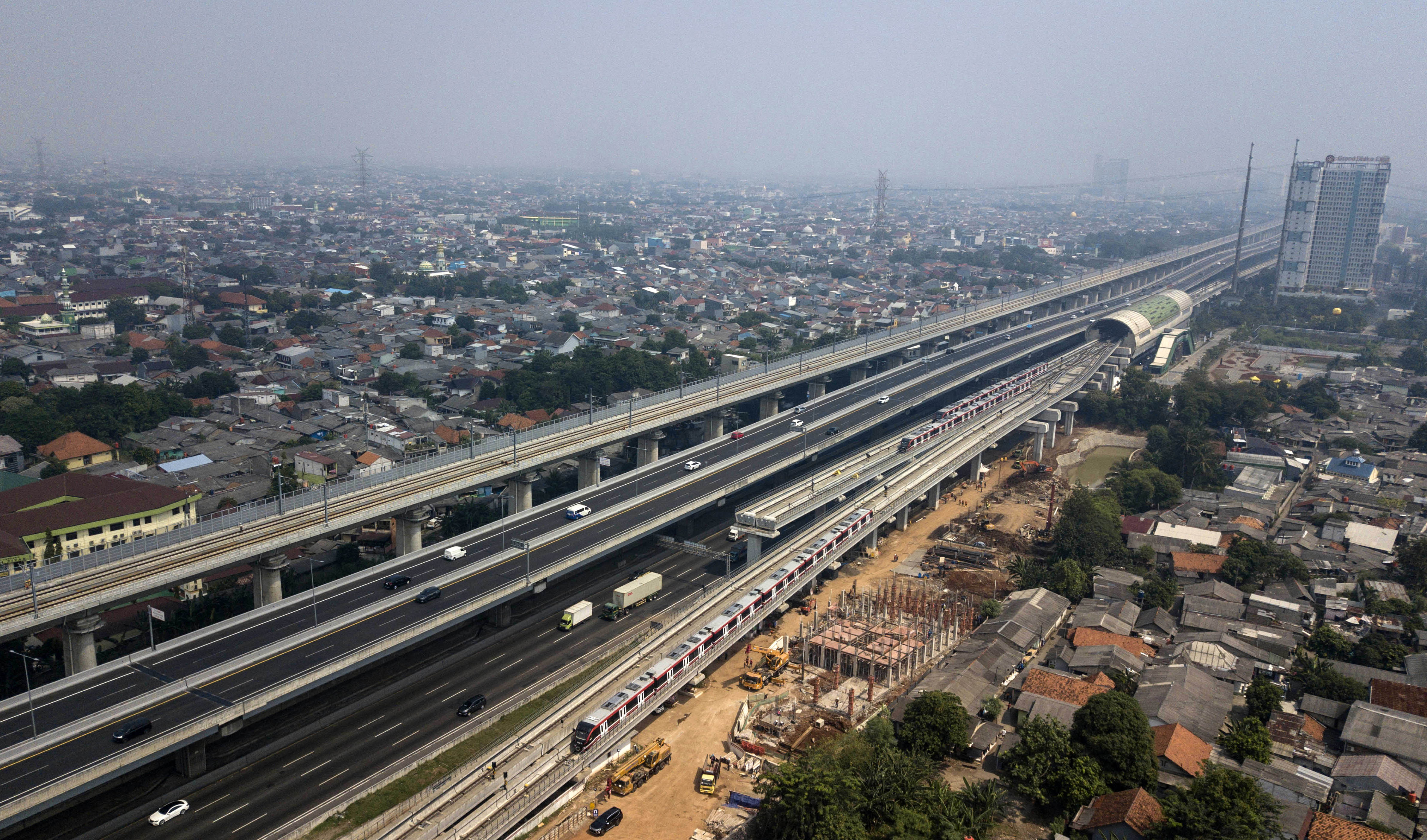 Foto udara Kereta LRT (Light Rail Transit)