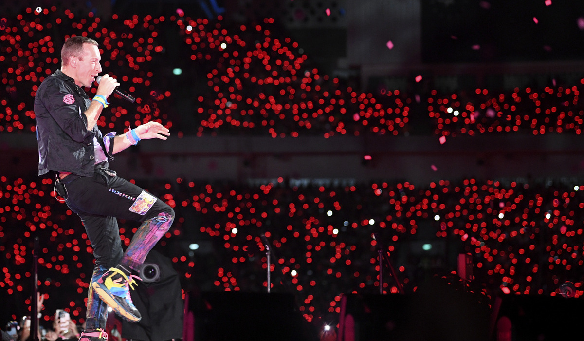 Vokalis grup band Coldplay Chris Martin beraksi saat membawakan hits andalannya dalam konser di GBK Jakarta, 15 November 2023.