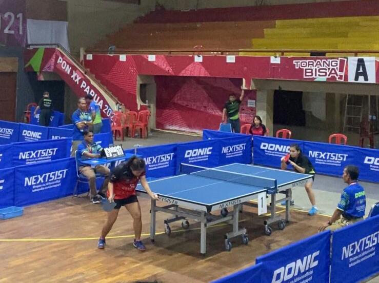 Vina Rona Safira (kanan) melawan Siti Aminah di final tunggal putri senior Kejurnas Tenis Meja 2023.