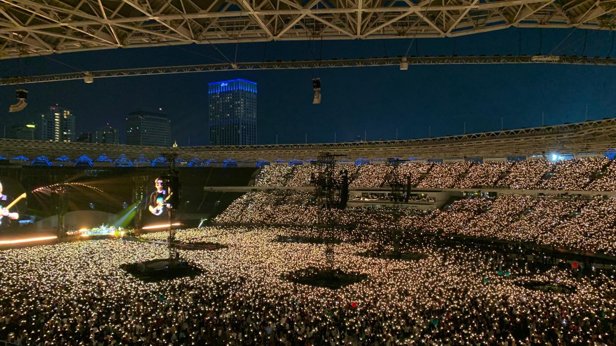 Puluhan ribu xyloband menyala pada konser Coldplay di Jakarta.