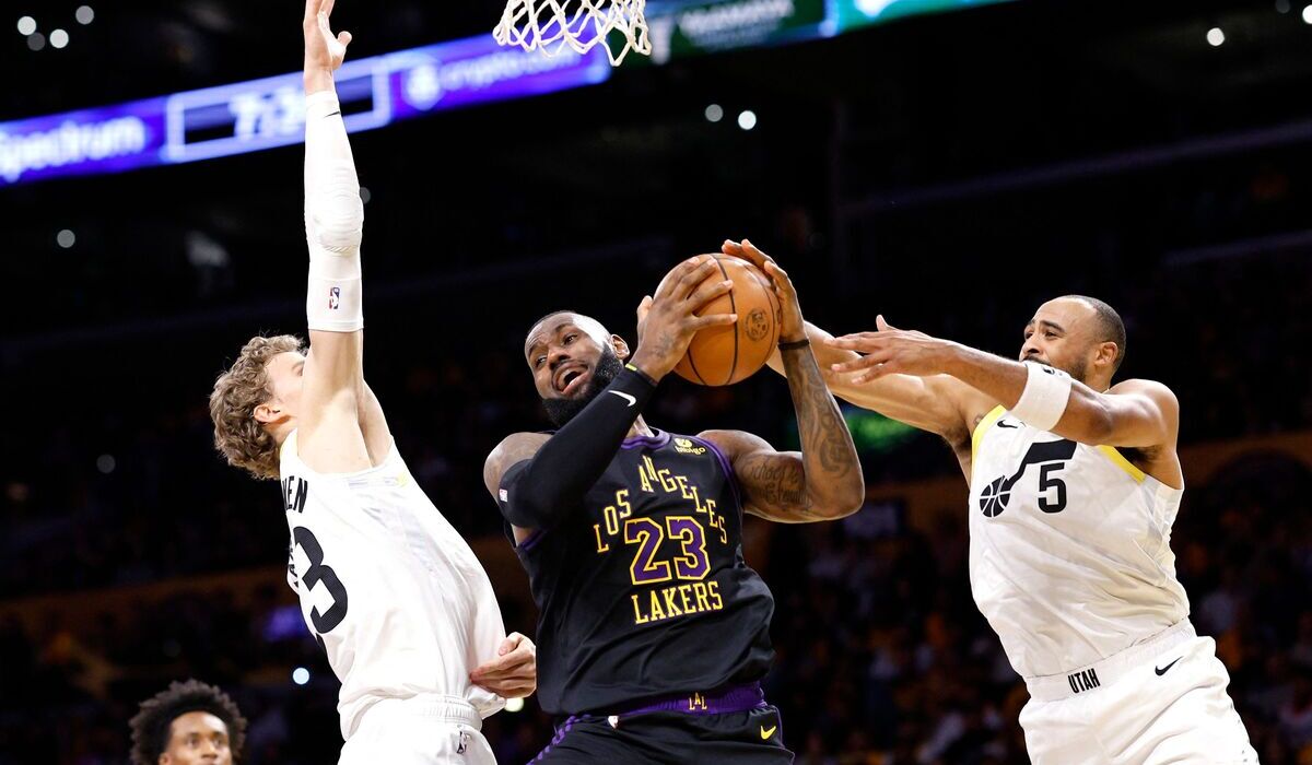 Pemain LA Lakers Lebron James saat bermain melawan Utah Jazz, 21 November 2023.