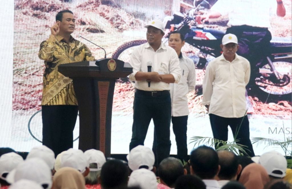 Mentan Amran Sulaiman (kiri) dialog dengan penyuluh saat kunjungan ke Banjarbaru, Kalsel, pada Kamis (16/11). 