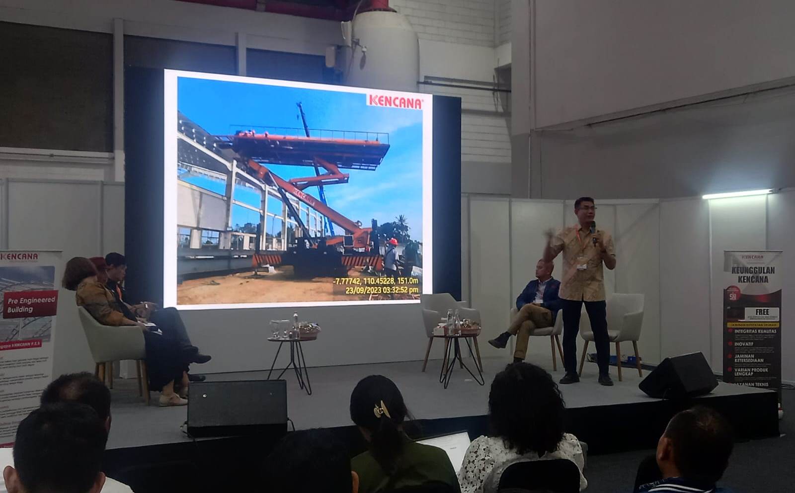 Talkshow bertema Baja ringan inovatif dengan bahan berkualitas tinggi untuk konstruksi lebih baik pada rangkaian acara Konstruksi Indonesia.