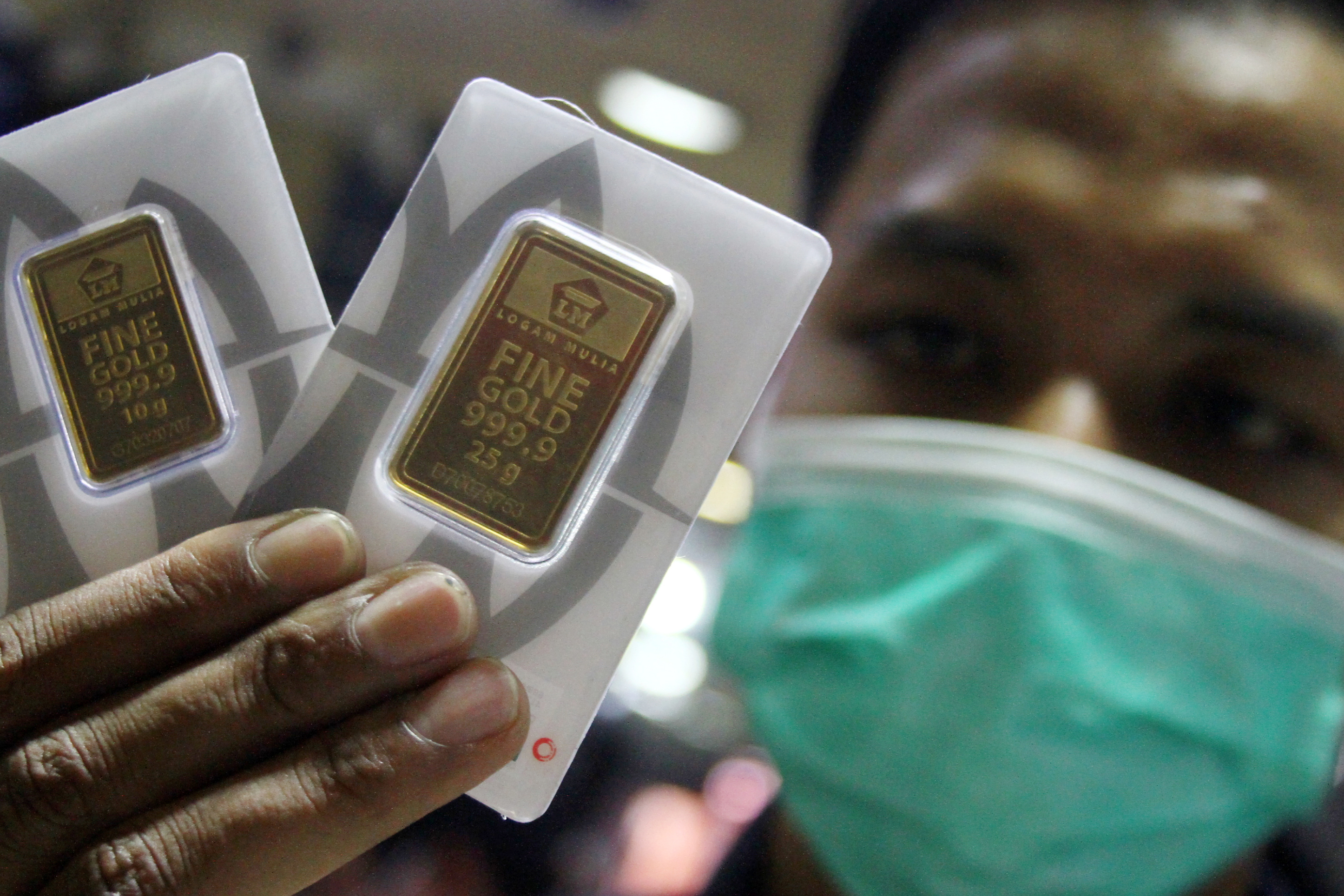 Harga Emas Antam Senin Pagi Turun Rp2.000 per Gram