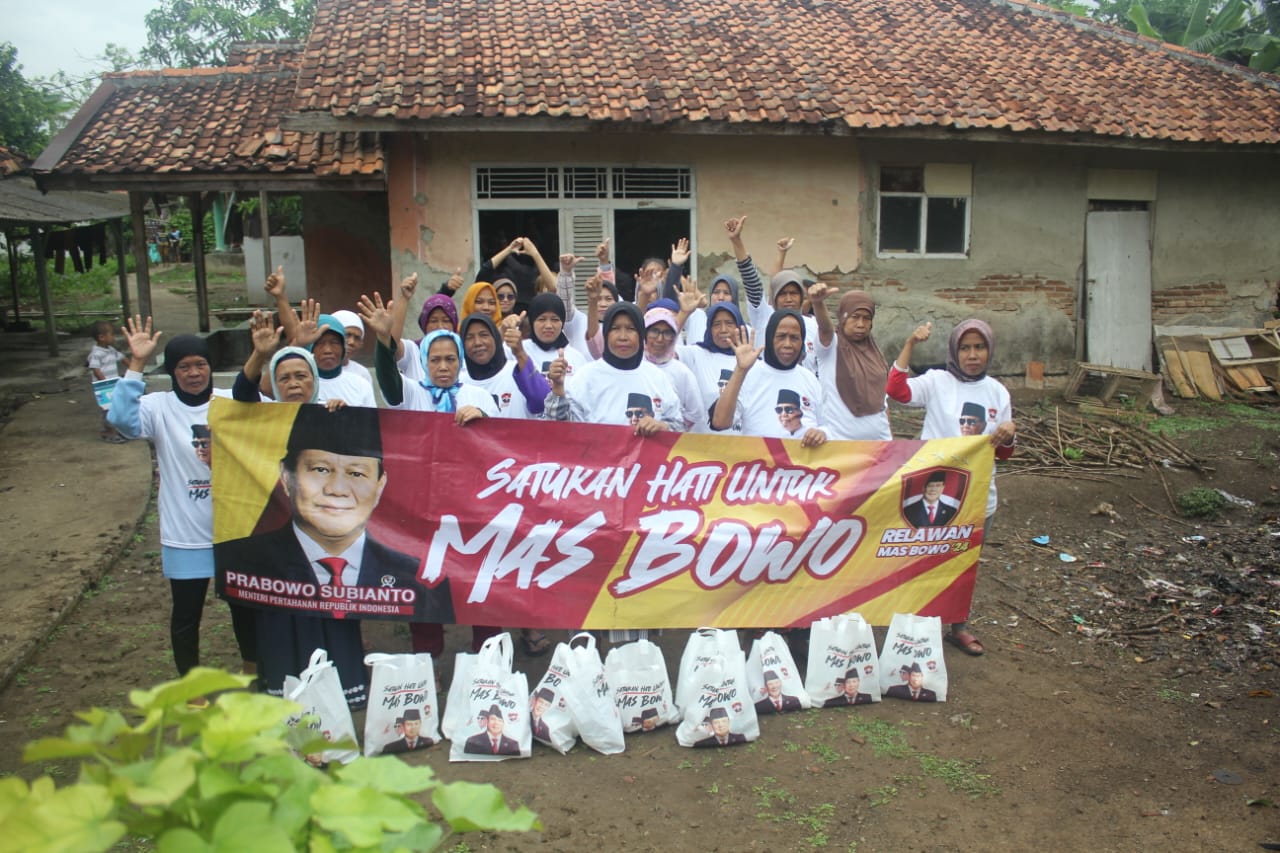 Relawan Mas Bowo menggelar acara senam sehat dan pembagian sembako di dua kelurahan di wilayah Kabupaten Karawang, Jabar.