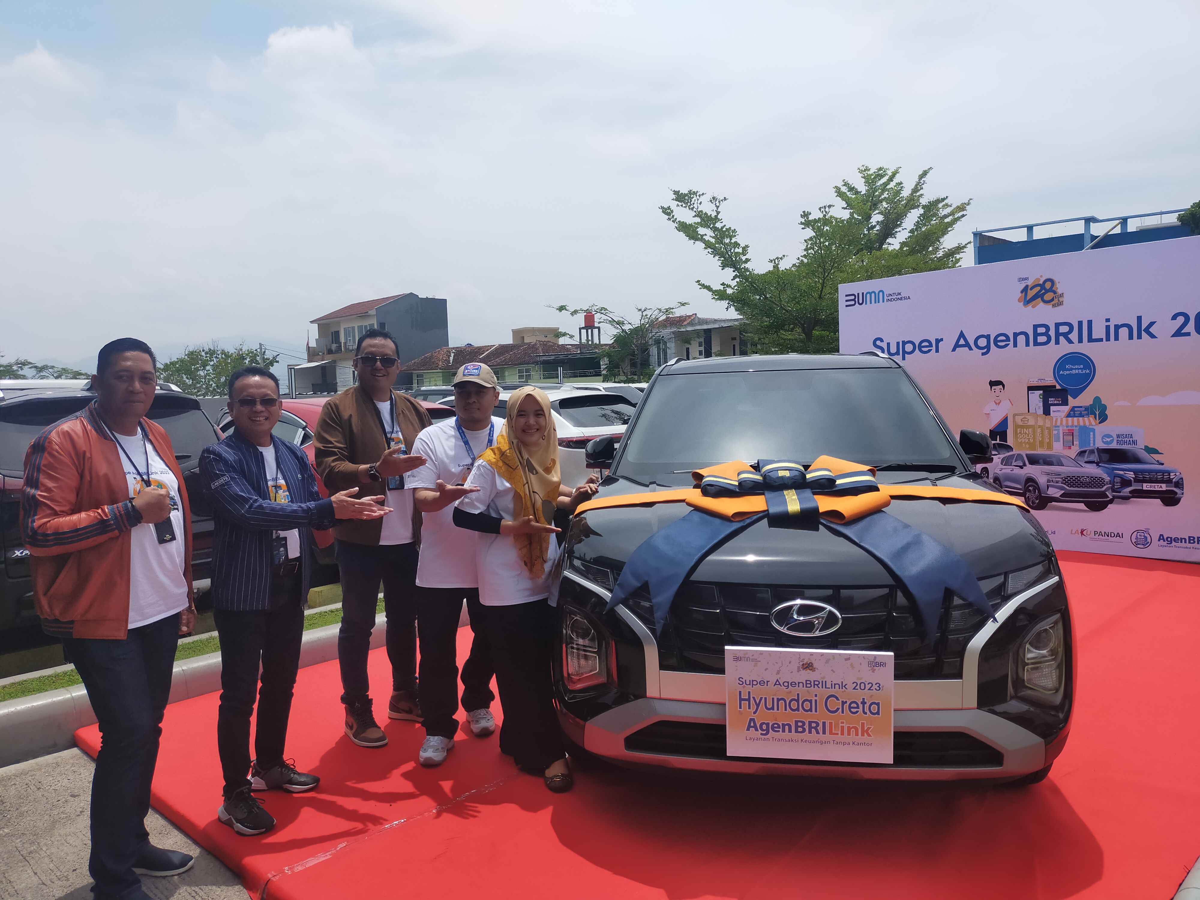 BRI menyerahkan hadiah mobil untuk agen BRI Link di Garut