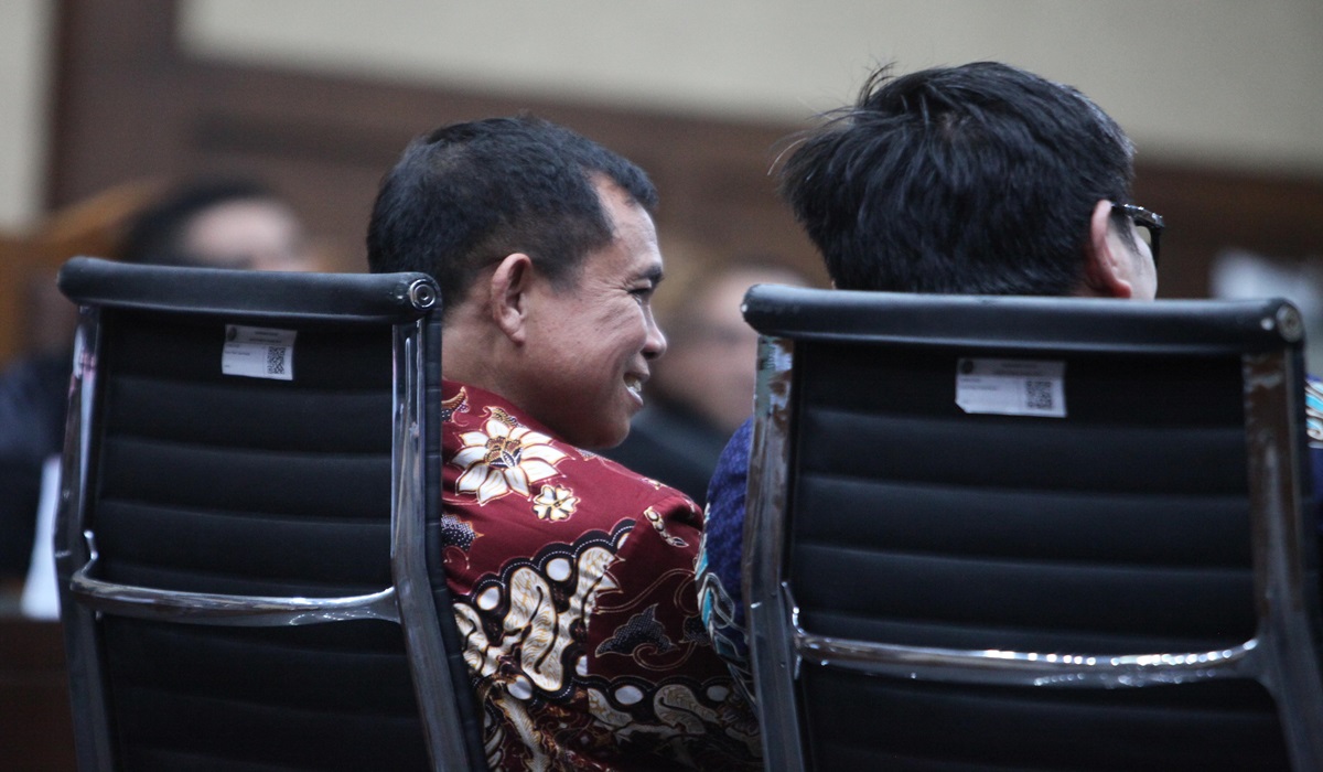 Terdakwa kasus dugaan korupsi pembangunan menara BTS Galumbang Menak Simanjuntak (kiri) 