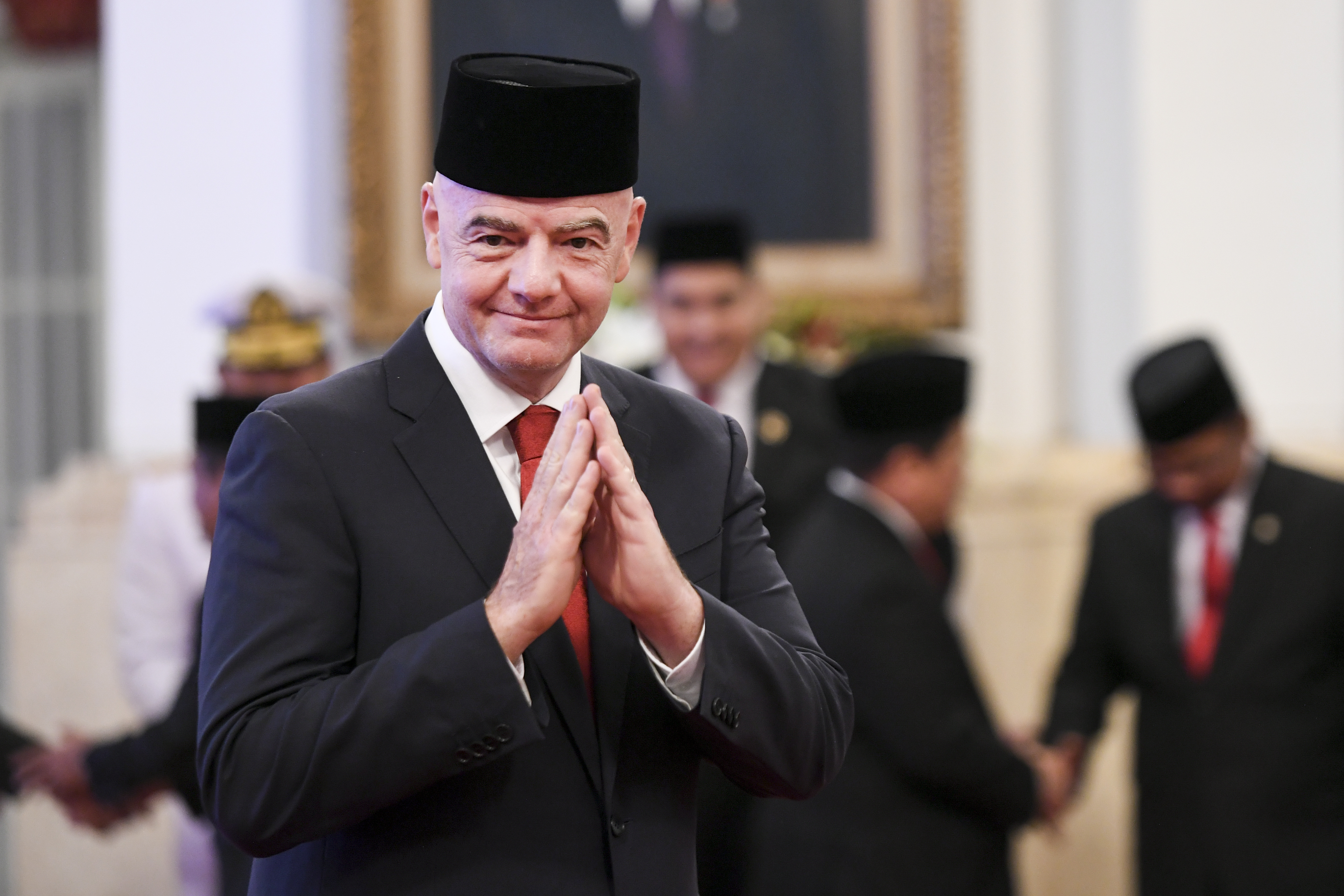 Presiden FIFA Gianni Infantino menghadiri upacara pemberian tanda Bintang Jasa Pratama di Istana Negara, Jakarta, Jumat (10/11).