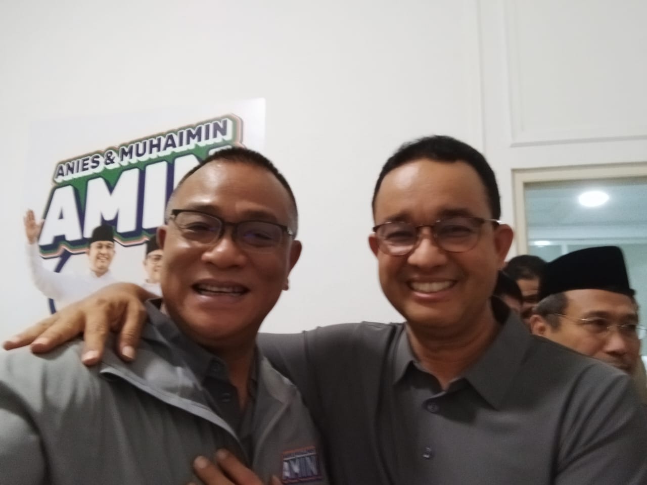 Ketua Umum SPSI Moh. Jumhur Hidayat (kiri) bersama calon presiden dari Koalisi Perubahan Anies Baswedan. 