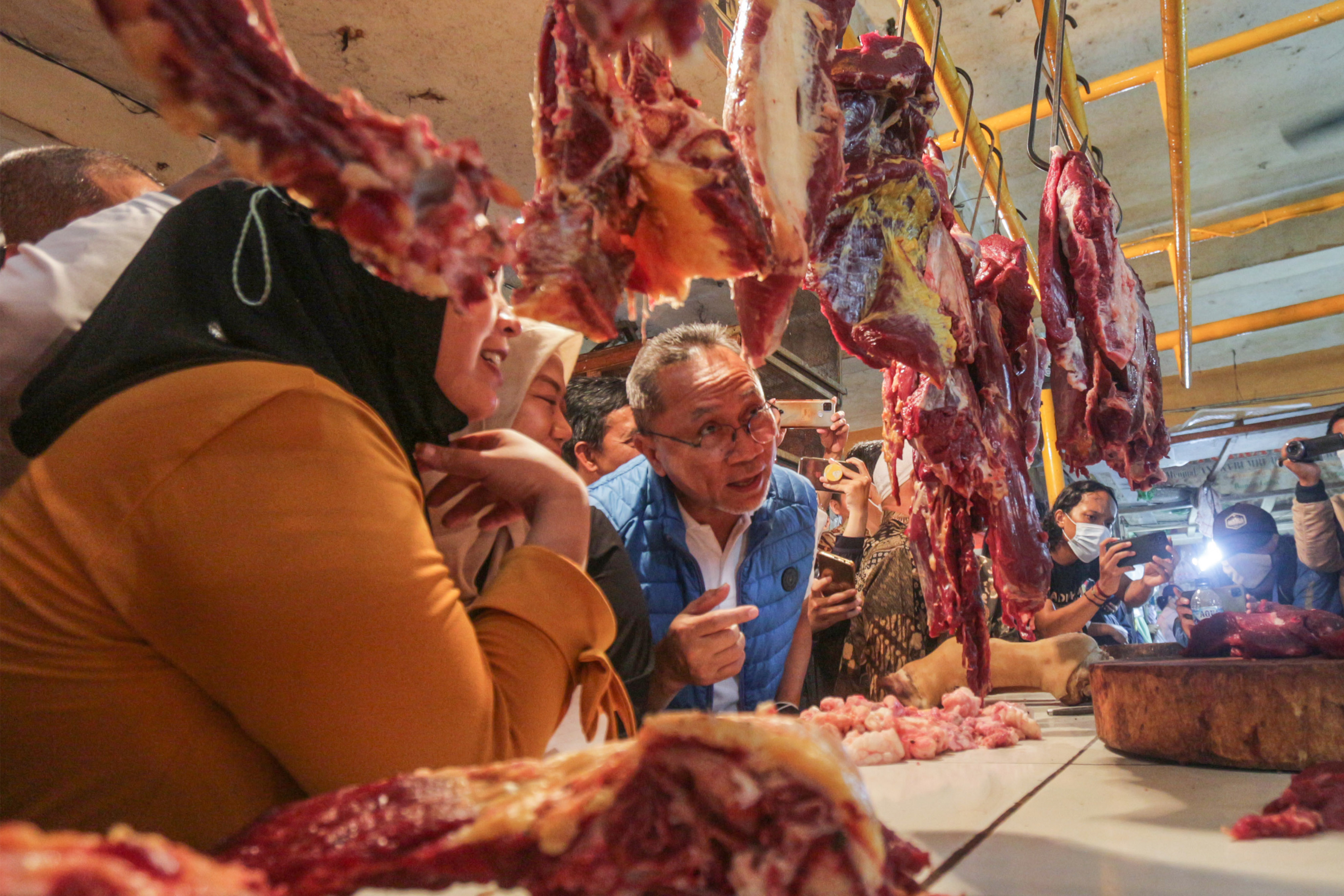 Ilustrasi. Menteri Perdagangan Zulkifli Hasan (tengah) berbincang dengan pedagang saat meninjau harga bahan pokok di Pasar Cibinong, Jabar.