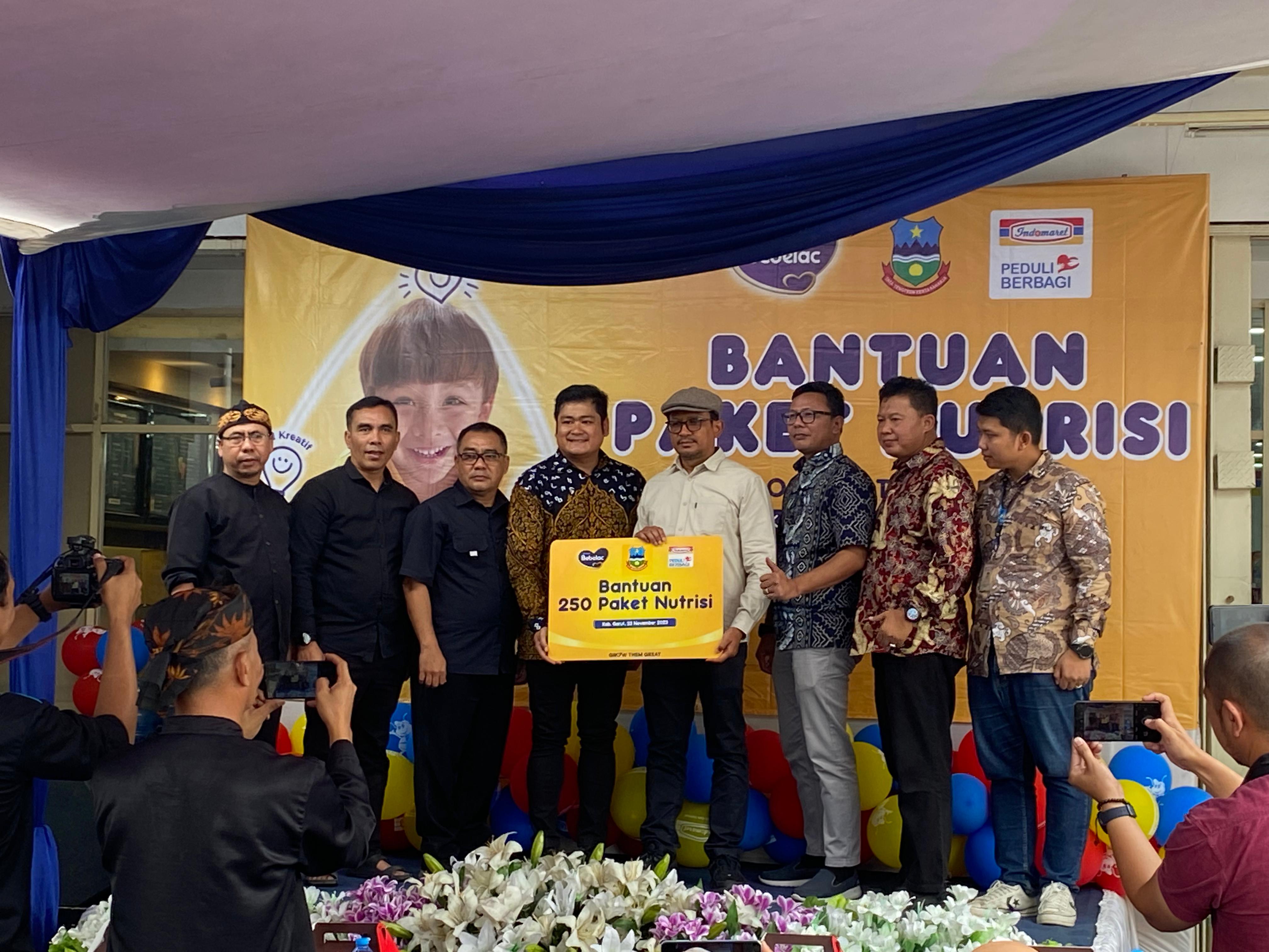 Indomaret menyerahkan 250 paket bantuan nutrisi untuk anak tengkes di Garut