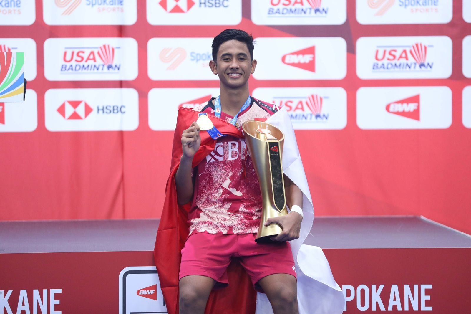 Farhan Alwi berdiri dipodium kejuaraan dunia bulutangkis junior 2023 di Amerika Serikat.
