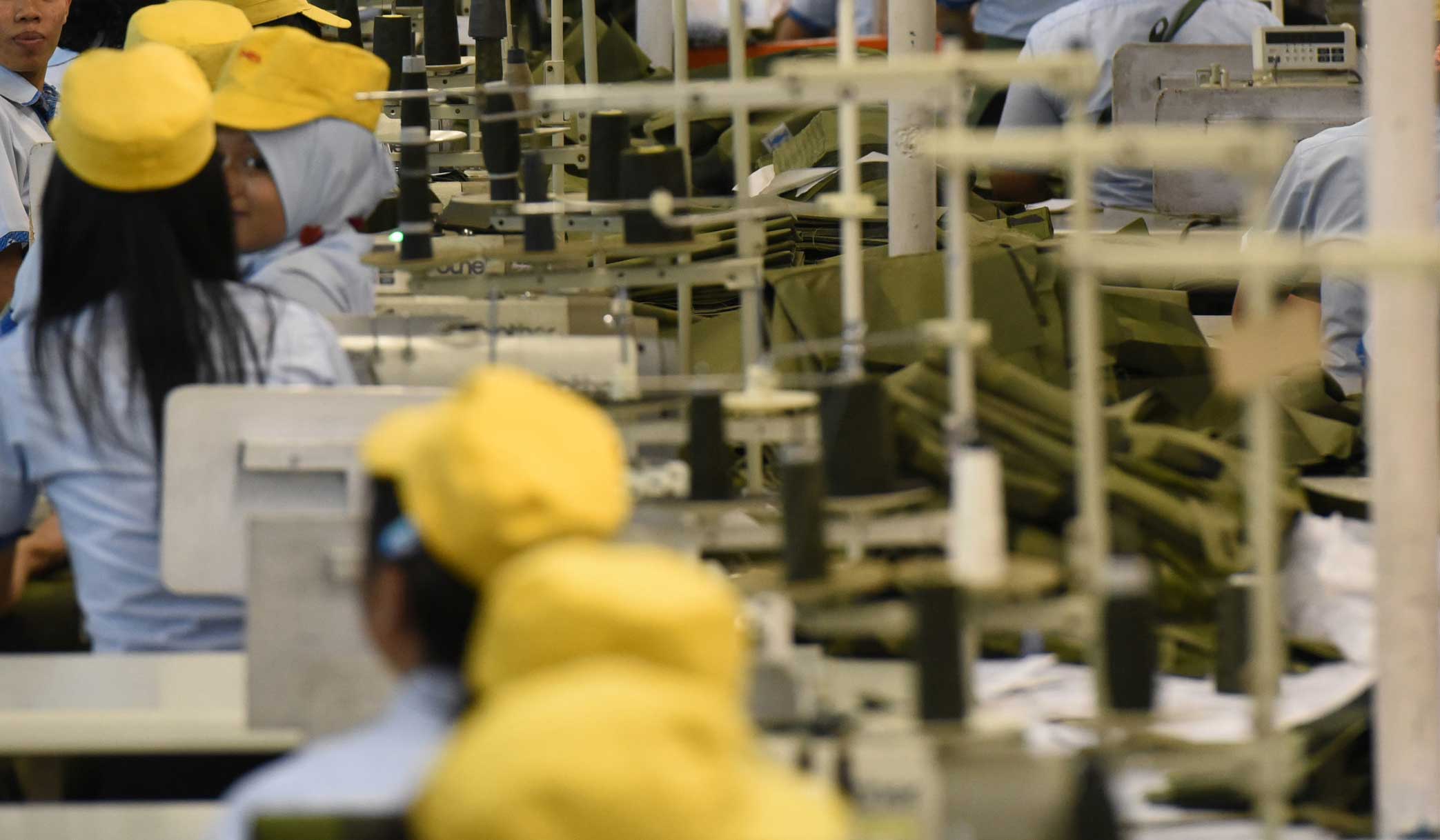 Ilustrasi buruh perempuan di pabrik tekstil