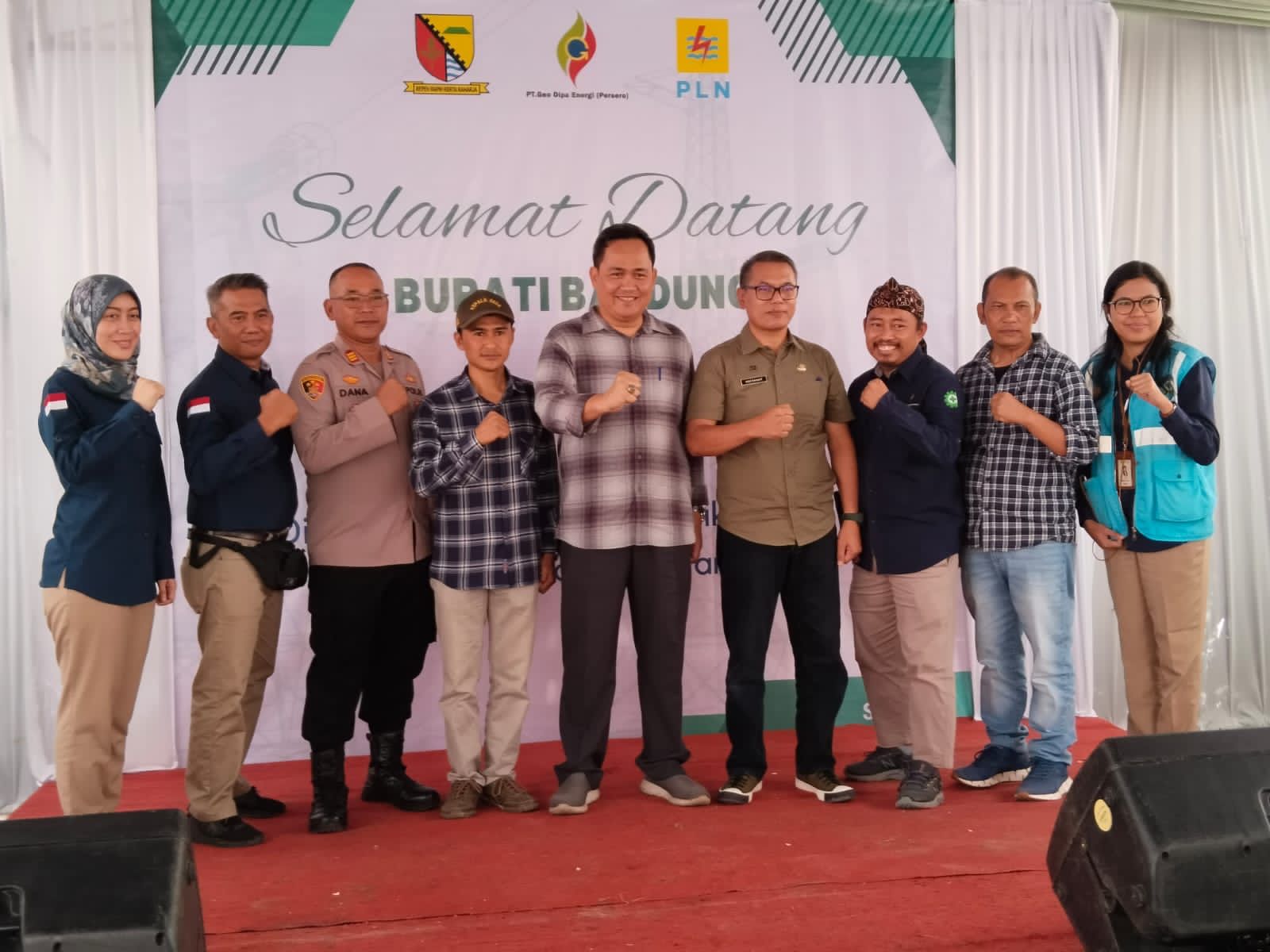 Bupati Bandung Dadang Supriyatna bersama pihak-pihak yang mendukung program Bedas Caang Baranang