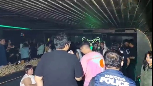 Bareskrim Polri dan Bea Cukai menggerebek tempat hiburan malam W Home dan berhasil menyita sejumlah narkoba.