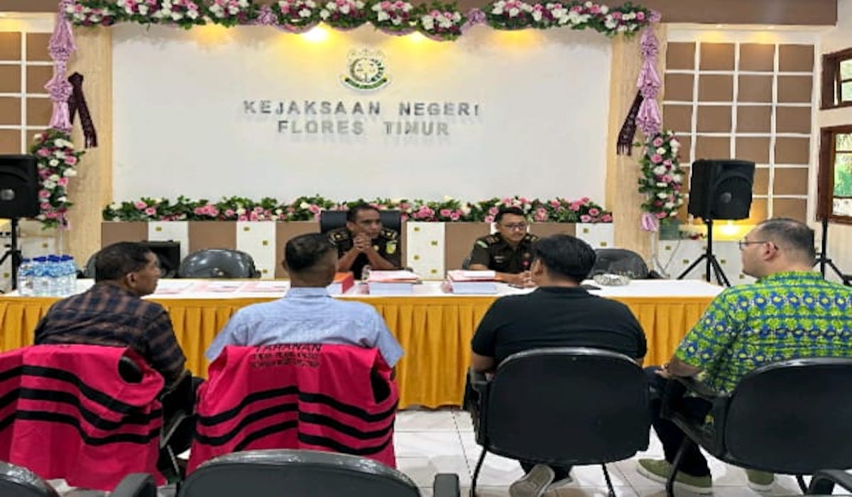 Tersangka (pakai rompi tahanan) kasus korupsi proyek talud di Gekeng Deran, Flores Timur segera disidangkan.