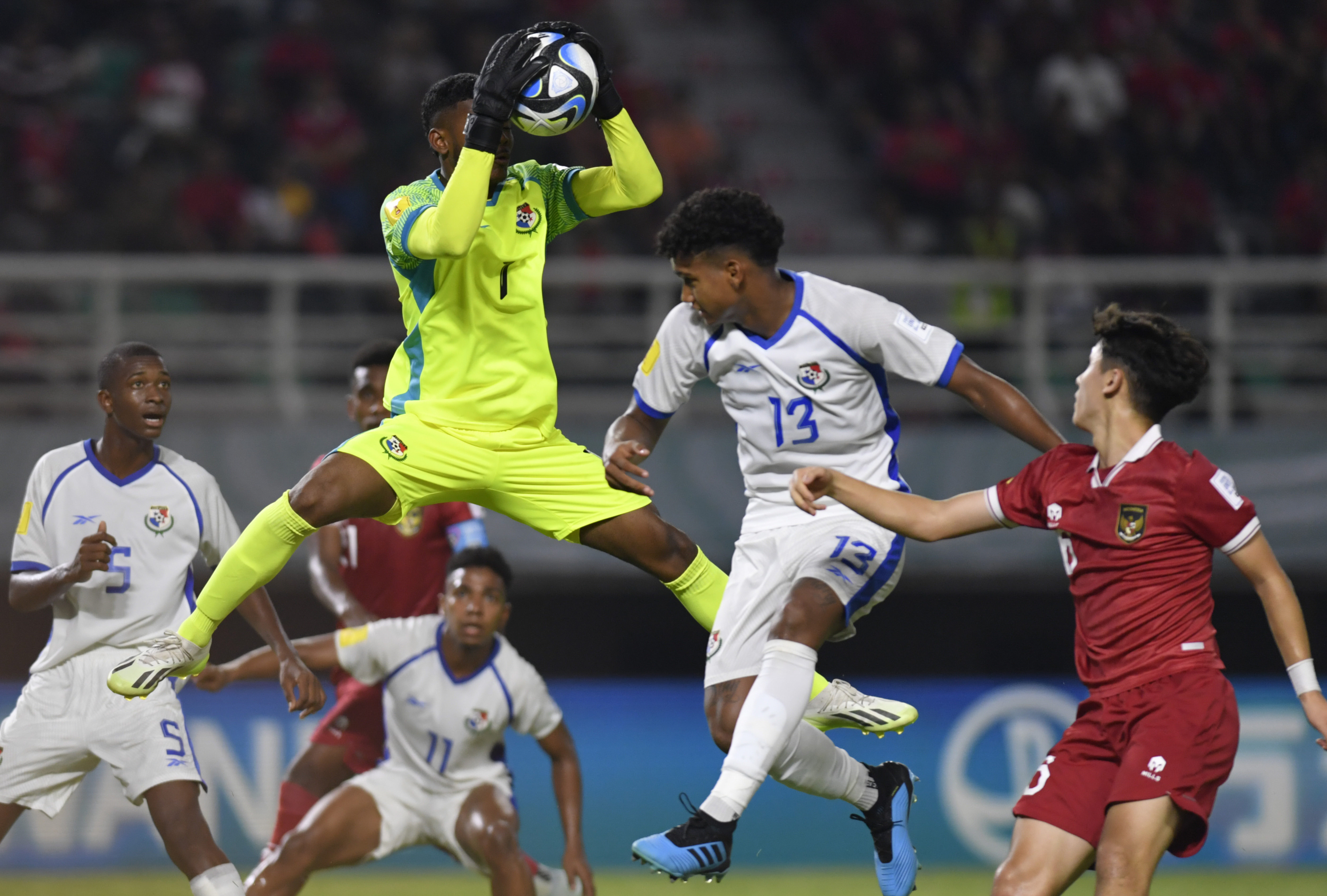 Penjaga gawang Timnas Panama Manuel Romero (kedua kiri) menangkap bola dari sundulan pesepak bola Timnas Indonesia Hanif Ramadhan (kanan)
