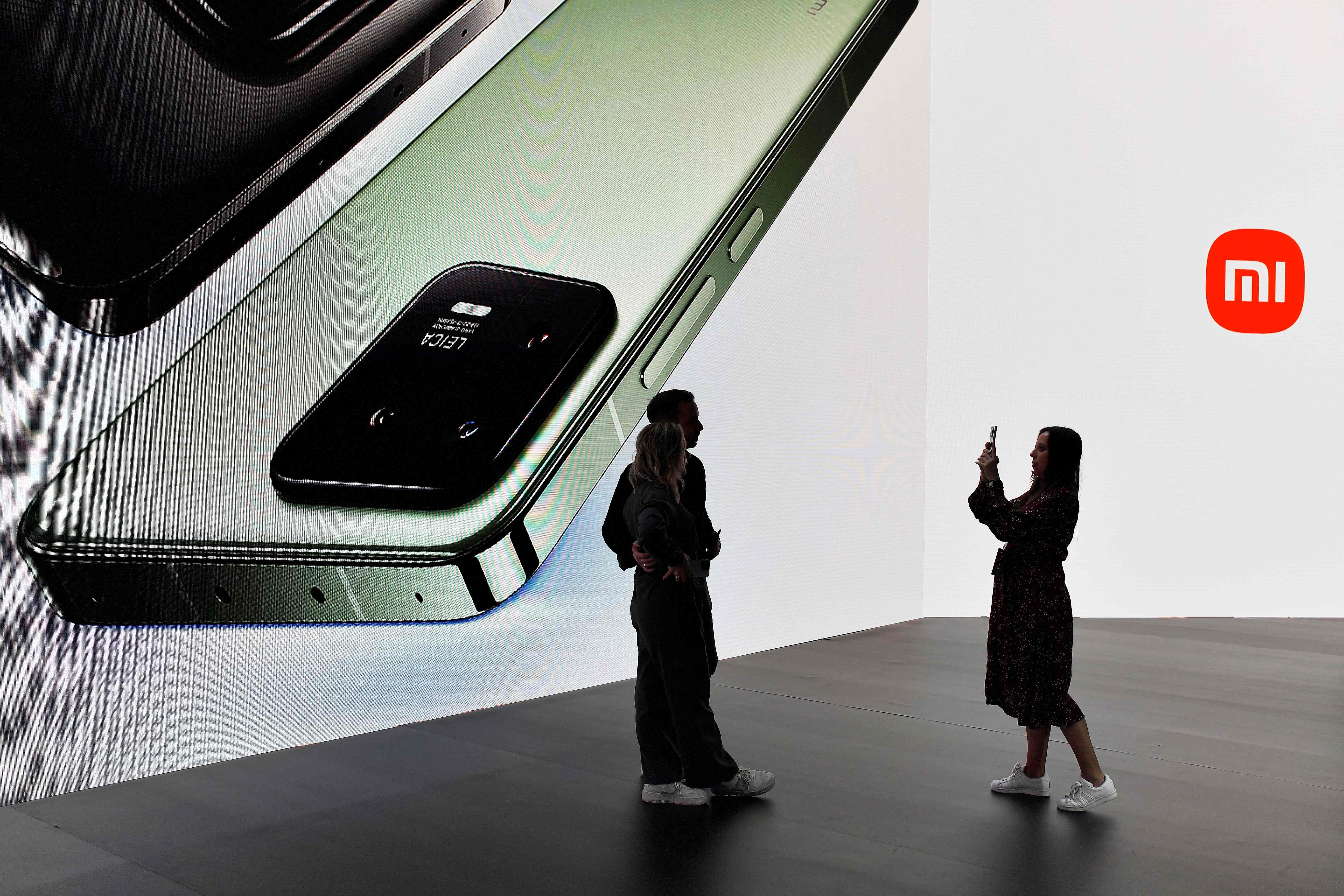 Pengunjung Mobile World Congress mengambil gambar dengan Xiaomi 13 Pro di Barcelona, Spanyol, Minggu (26/2).
