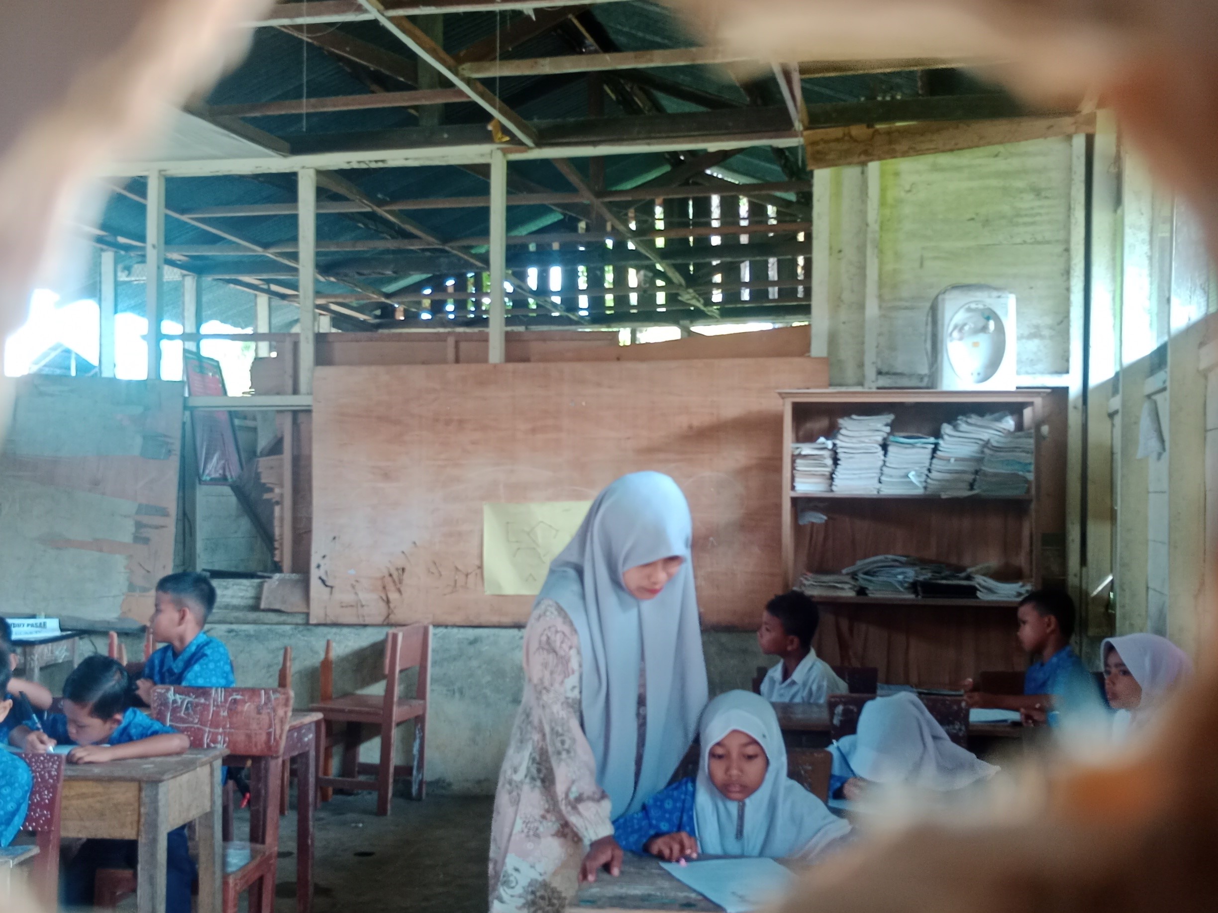 Aktivitas siswa-siswi MIS Reubee, Kecamatan Delima, Kabupaten Pidie, Aceh, belajar di ruang kelas yang rusak parah. 