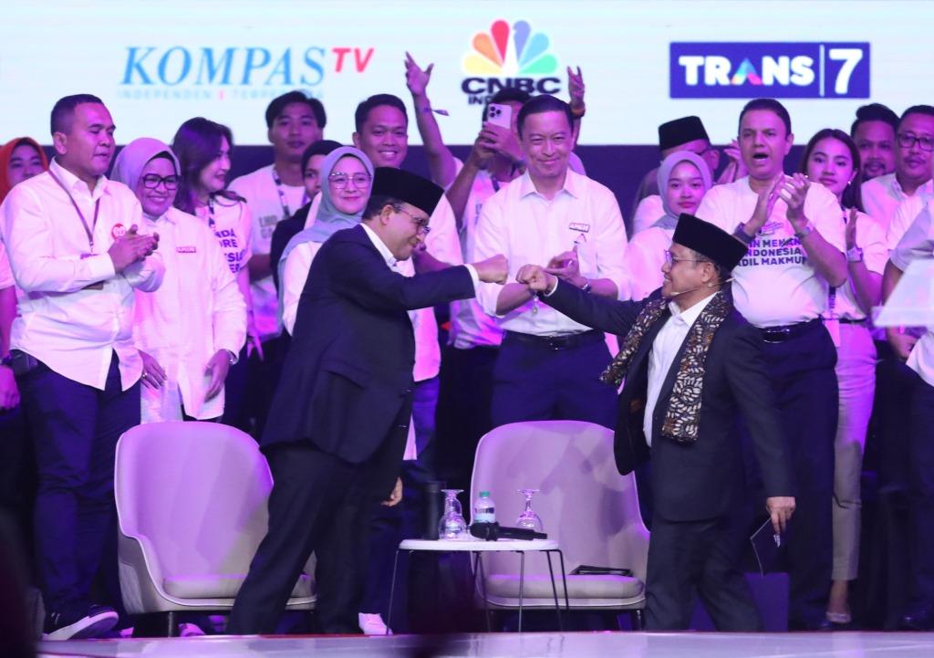 Capres-Cawapres nomor urut satu Anies Baswedan-Muhaimin Iskandar melakukan tos saat mengikuti debat Cawapres 2024 di JCC, Jakarta.