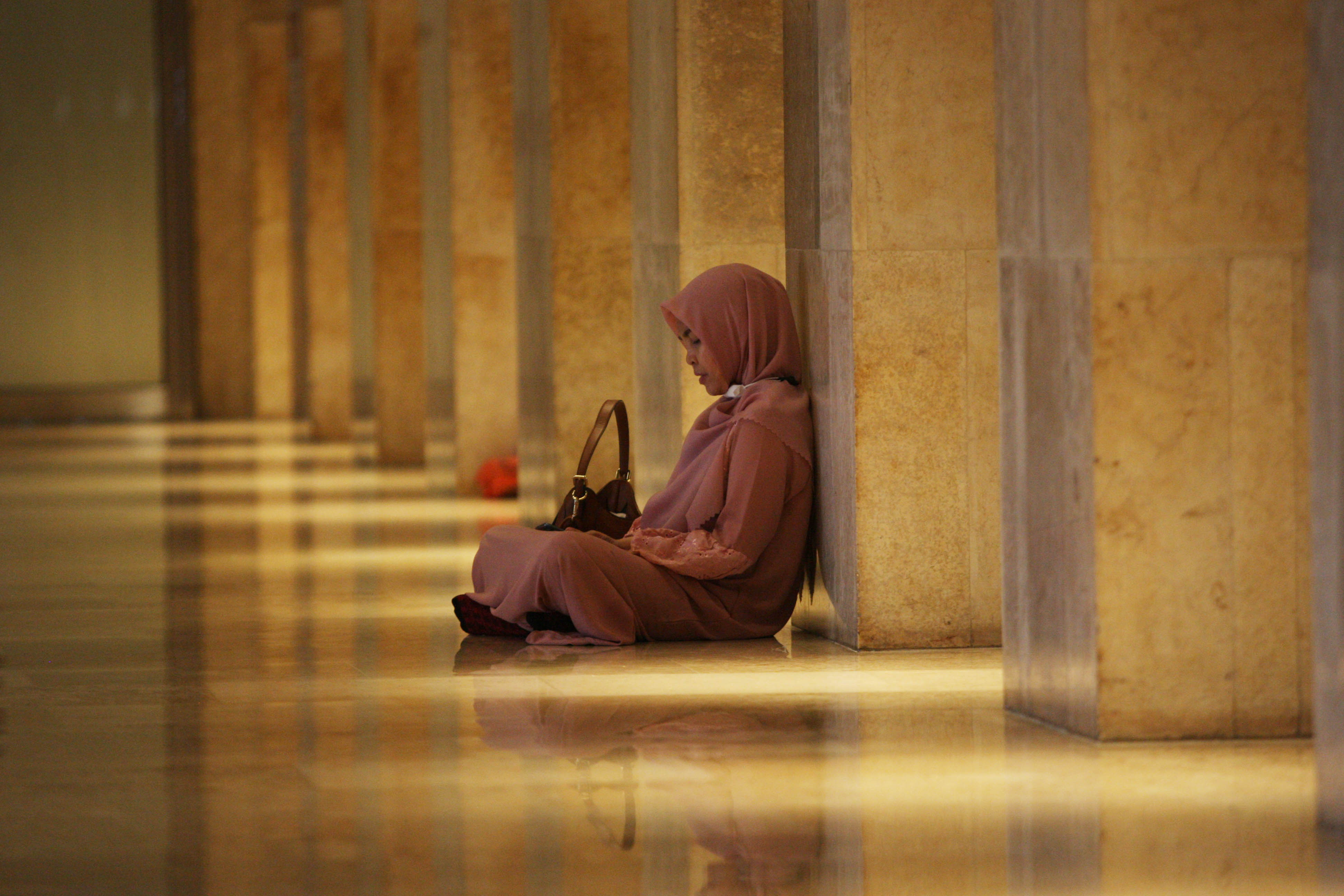Ilustrasi. Seorang jemaah sembari menunggu waktu berbuka puasa, mengaji di Masjid Istiqlal, Jakarta, Kamis (23/03).