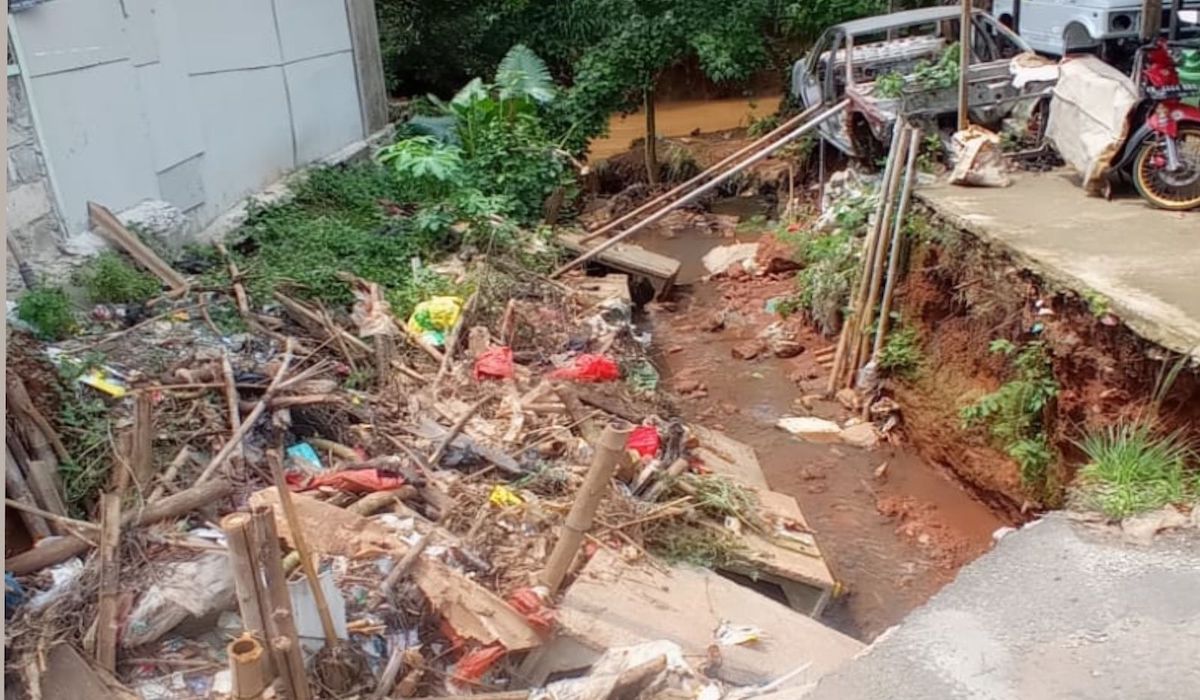 Turap di Bojongsari, Depok ambrol