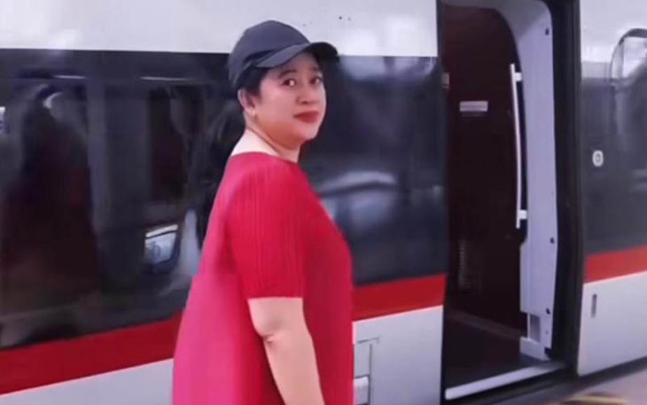 Ketua DPR RI Puan Maharani menikmati akhir pekan dengan mengunjungi Kota Bandung, sembari menjajal kereta Whoosh.