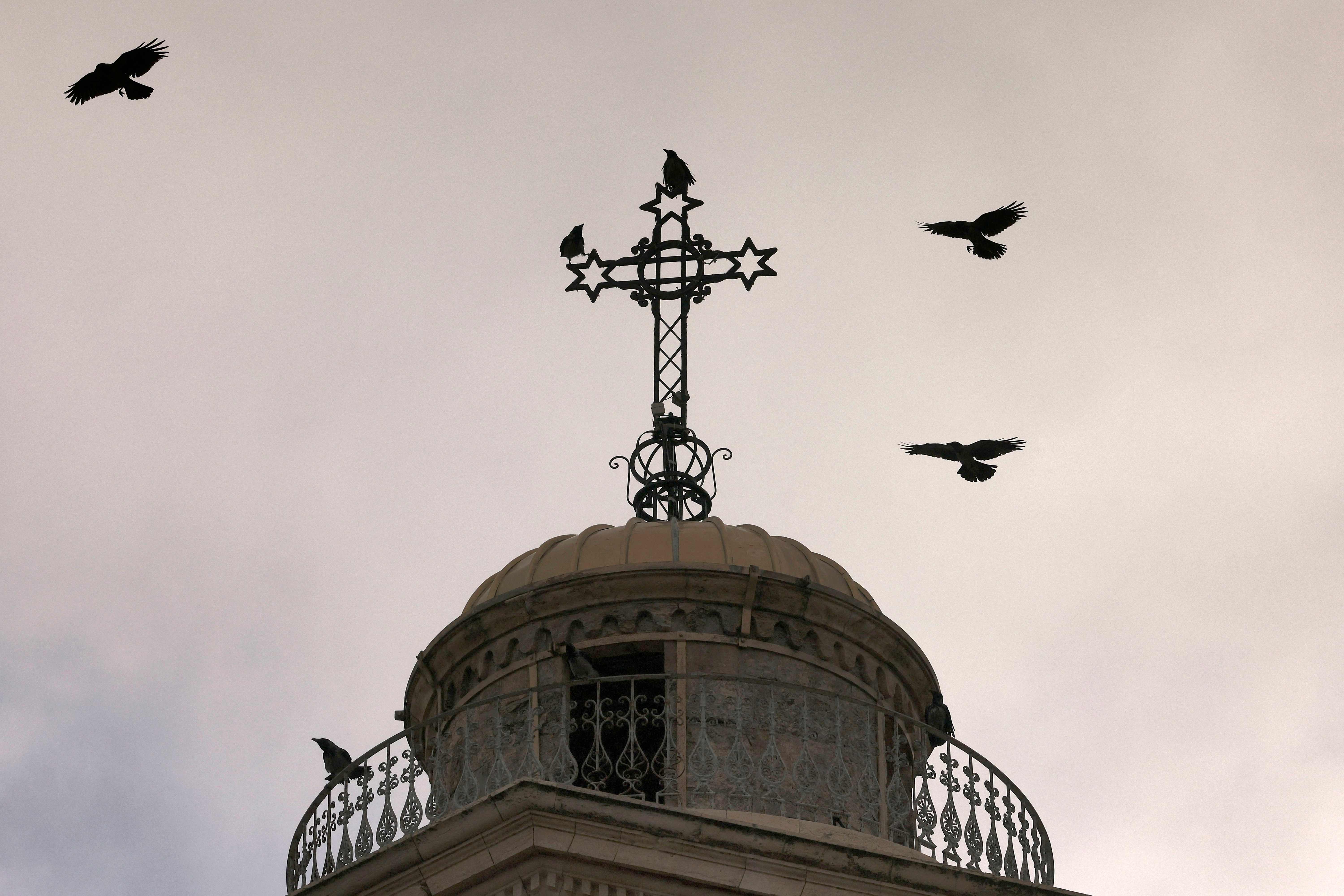 Burung-burung terbang di sekitar kubah Gereja Nativity di kota Betlehem di Tepi Barat, Palestina.