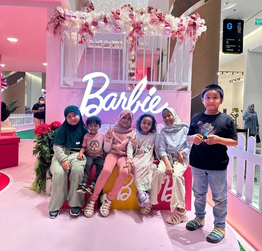 Senayan Park menghadirkan Barbie Pink Holiday bagi keluarga yang merayakan libur Natal dan Tahun Baru.