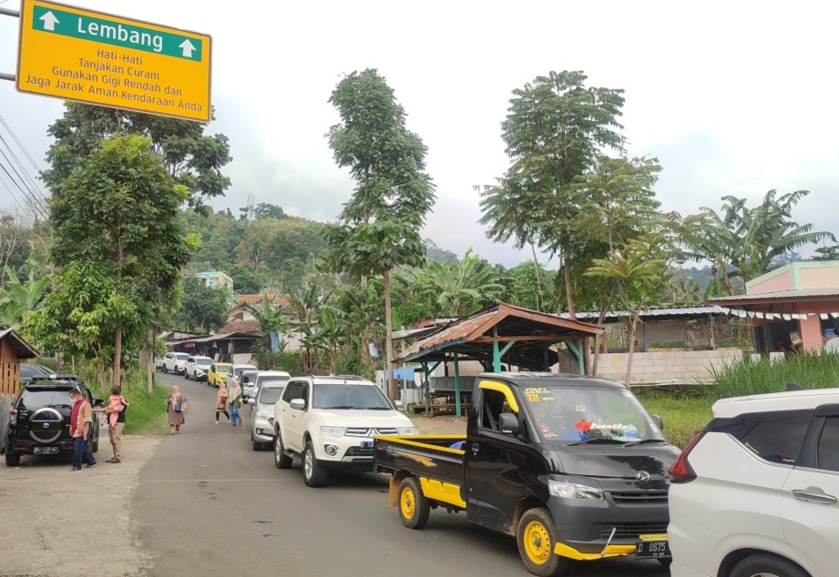 Sejumlah kendaraan melaju menuju kawasan wisata di Lembang, Kabupaten Bandung Barat