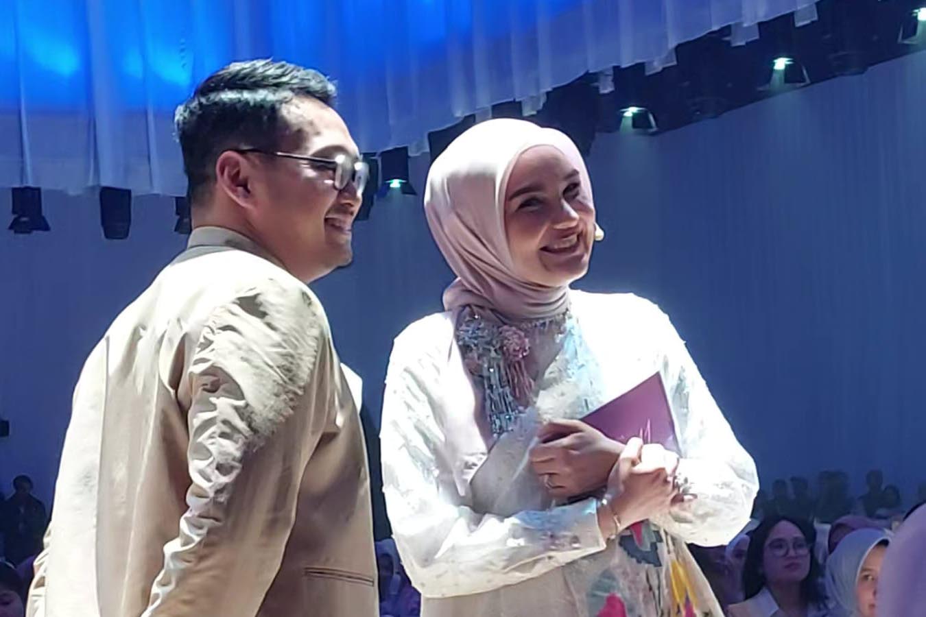 Desainer Ria Miranda (kanan) dan suaminya, Pandu Rosadi.