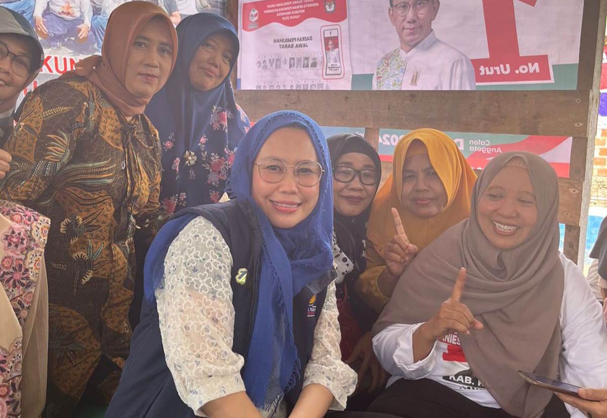 Caleg Partai Nasdem Farahdibha Tenrilemba (tengah) bersama pendukungnya di daerah pemilihan Jawa Barat X. 