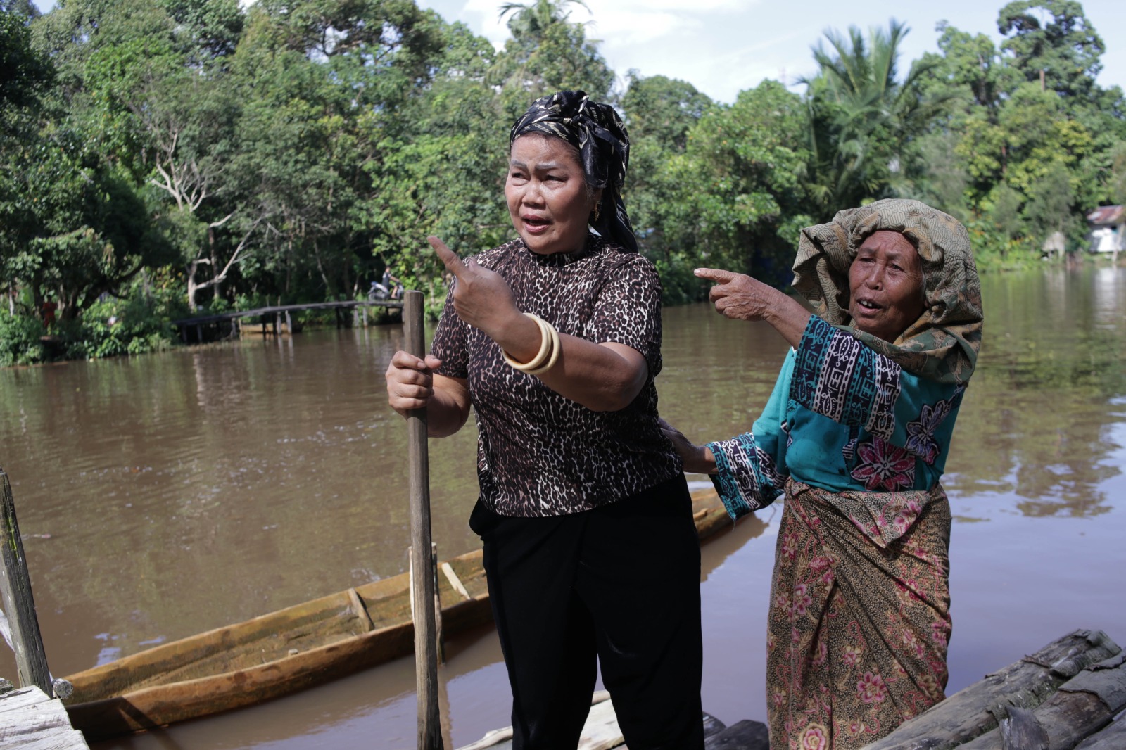Caleg dari PDIP, Ir. Nyelong Inga Simon (kiri), siap memperjuangan nasib perempuan dayak melalui politik. 