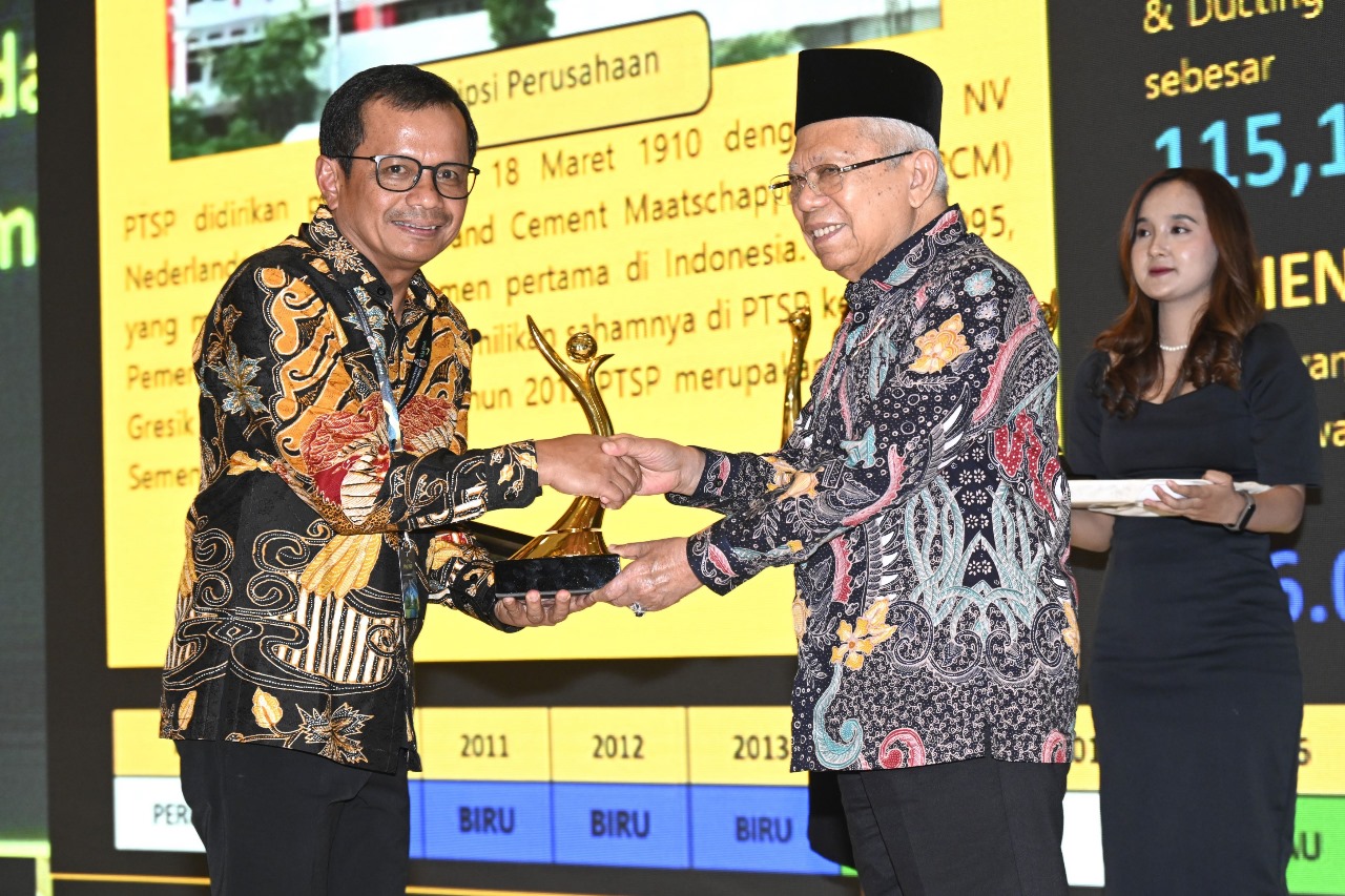 Wakil Presiden Republik Indonesia Ma'ruf Amin (kanan) menyerahkan trofi PROPER Emas kepada Direktur Utama SIG, Donny Arsal.