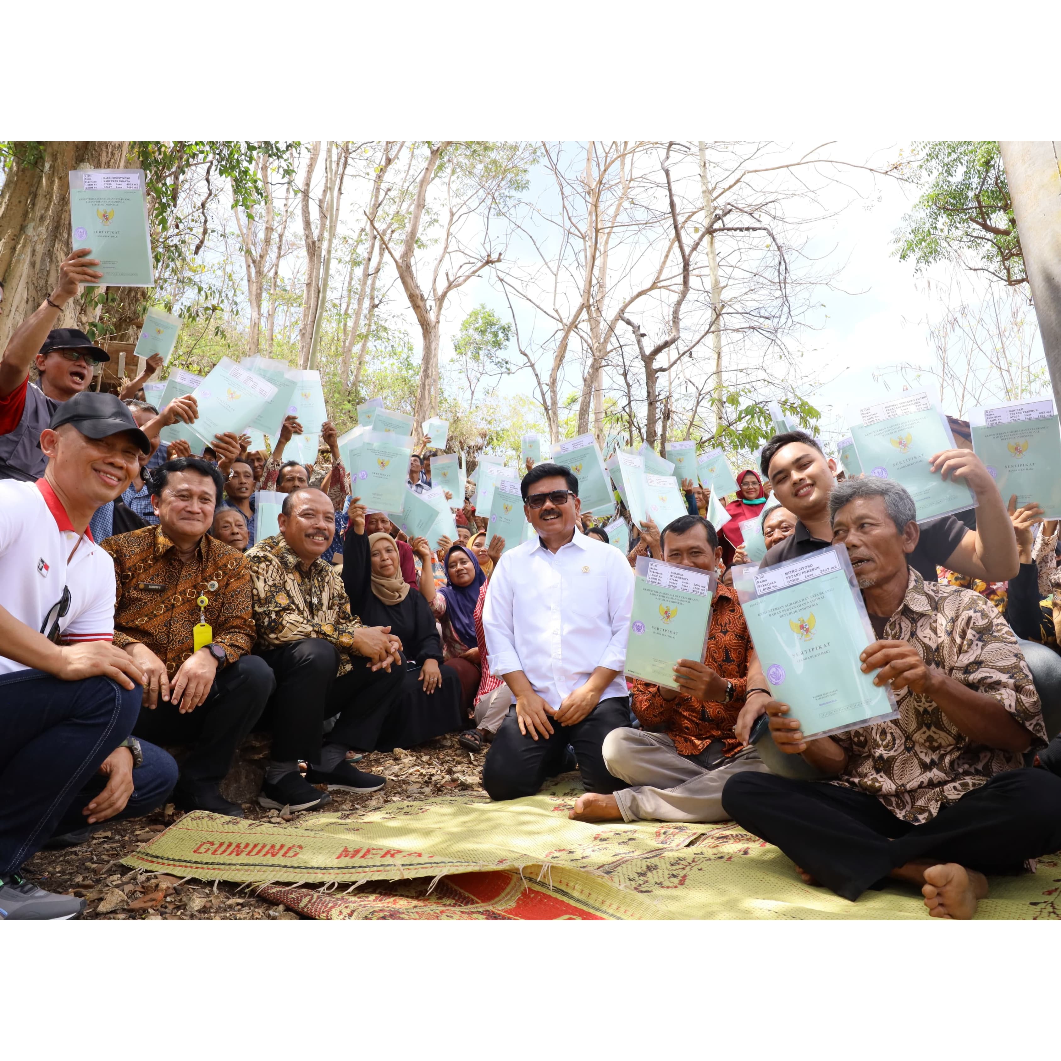 Menteri ATR/BPN Hadi Tjahjanto bersama warga Desa Tepus, Kecamatan Tepus, Kabupaten Gunung Kidul