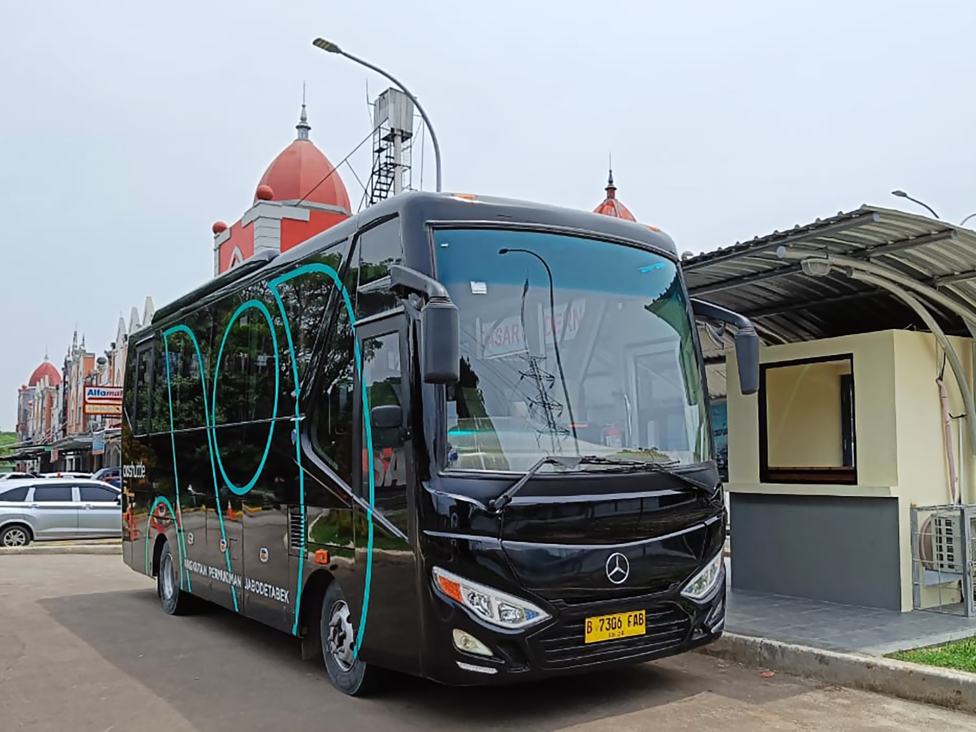 Bus shuttle untuk warga Kota Deltamas dan masyarakat Kabupaten Bekasi dengan rute Kota Deltamas-Blok M dan sebaliknya Blok M-Kota Deltamas. 