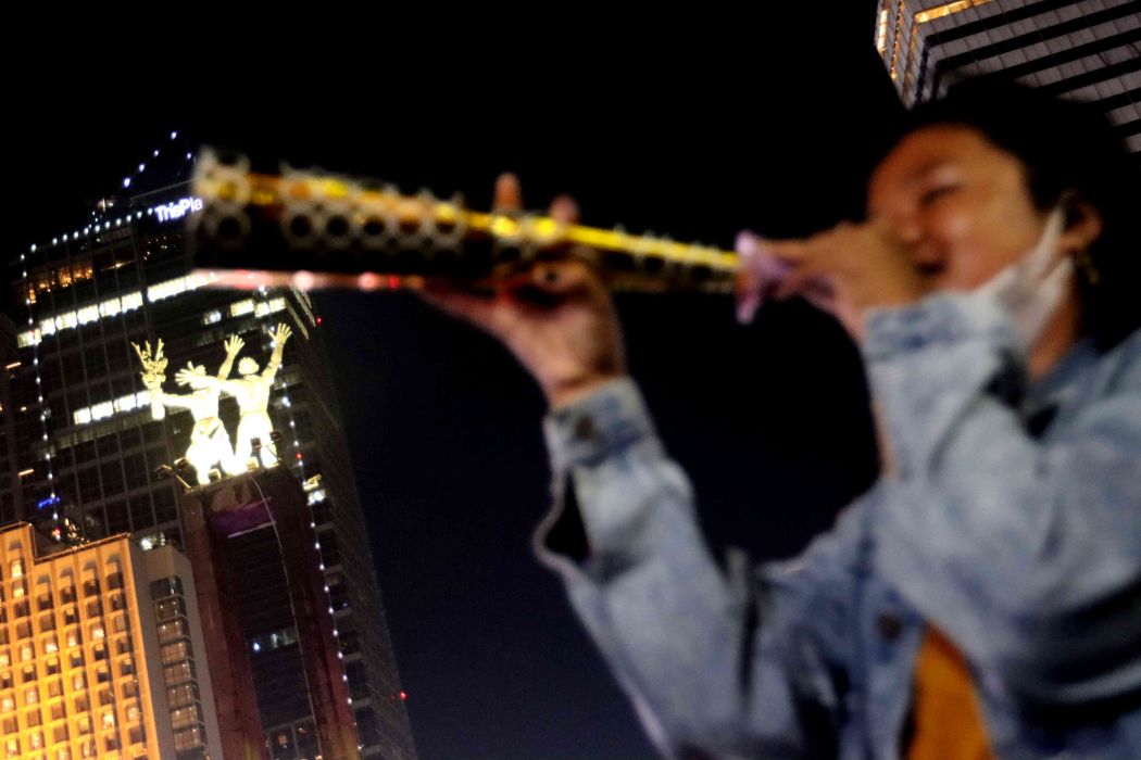 Warga meniup trompet jelang Tahun Baru