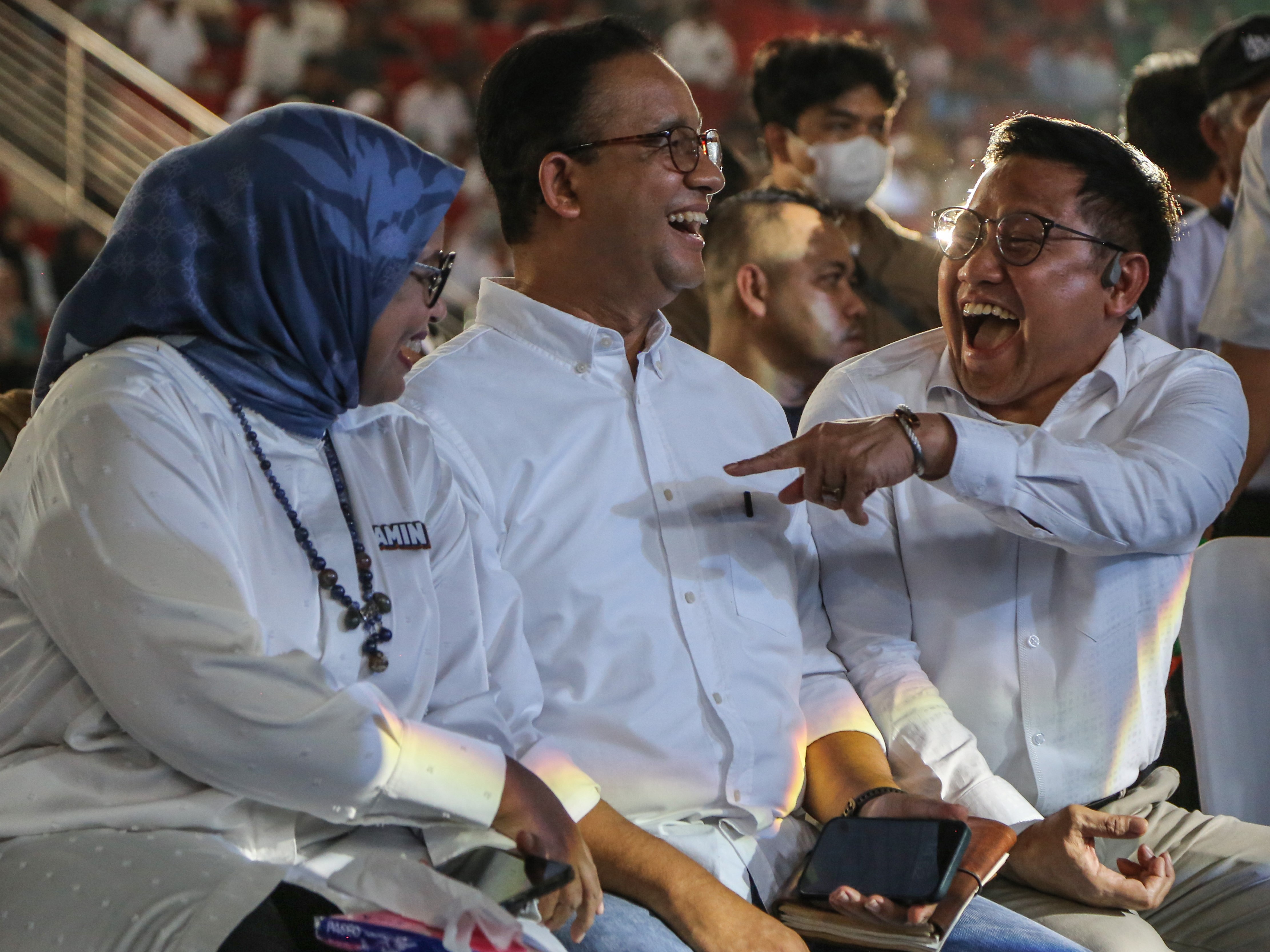 Anies Baswedan dan Muhaimin Iskandar bergurau sebelum menyampaikan pidato politiknya di GOR Jatidiri, Semarang, Jawa Tengah, Minggu (24/12).